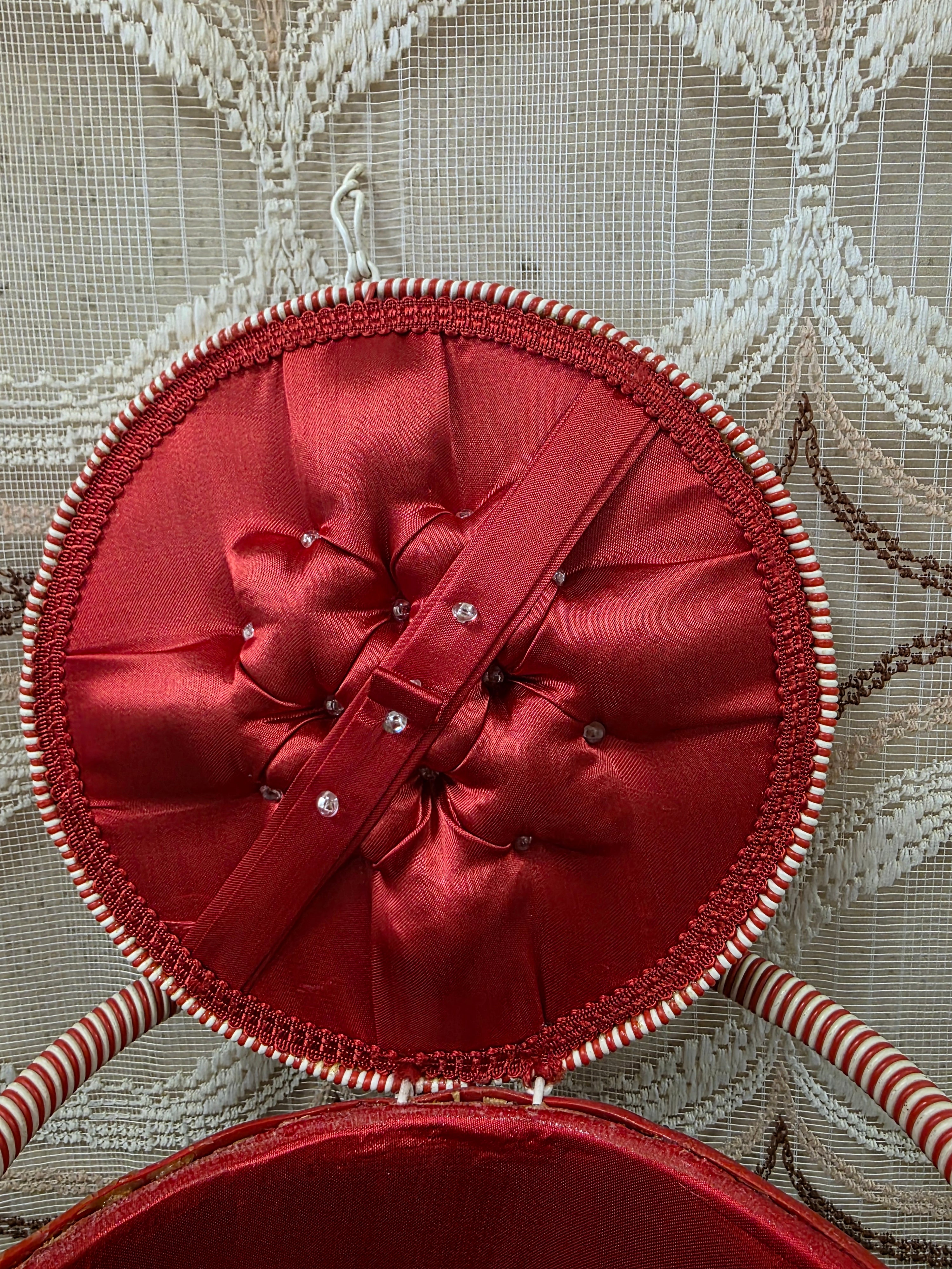 Vintage naaimand met rood satijnen binnenzijde