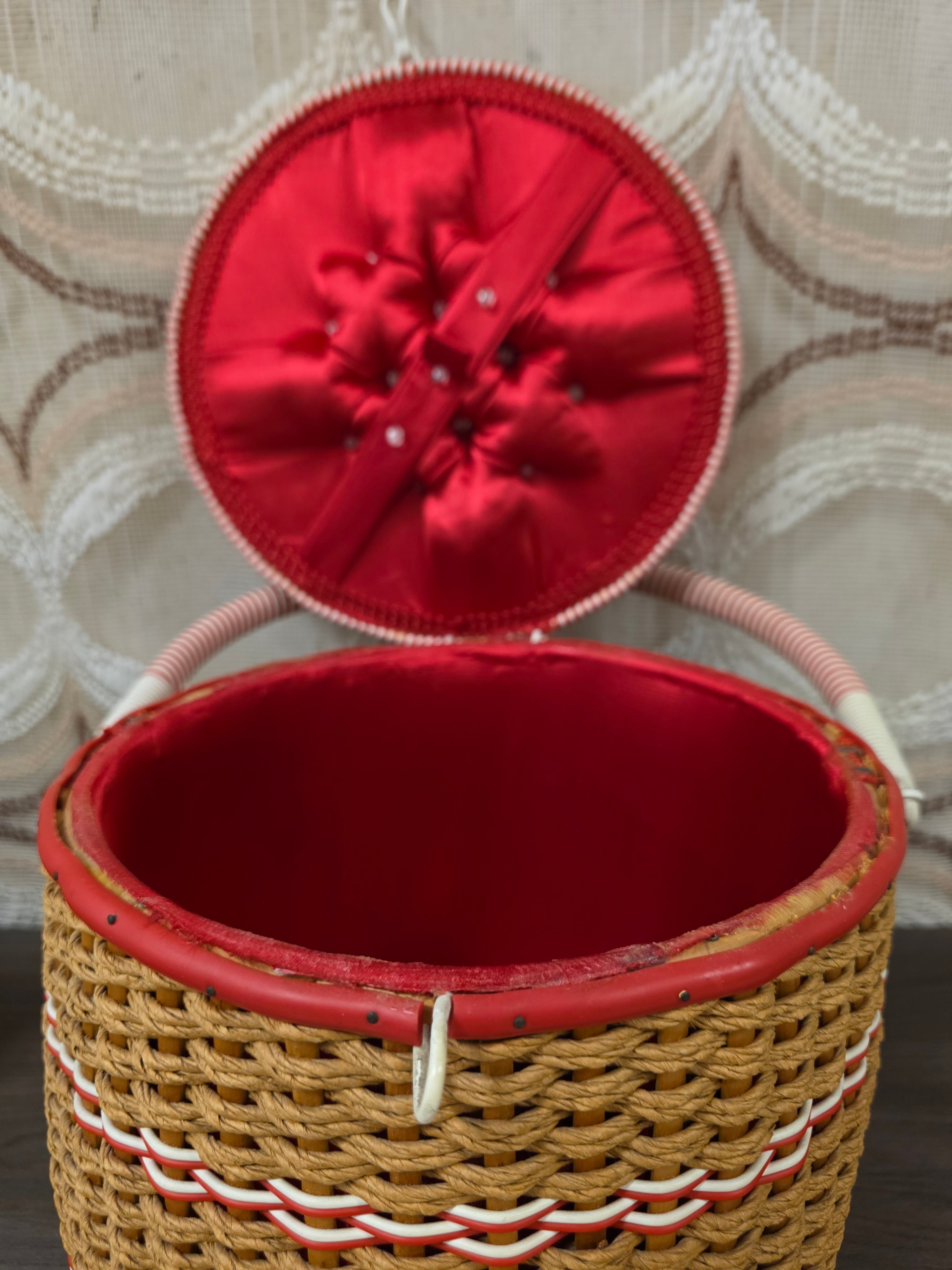 Vintage naaimand met rood satijnen binnenzijde