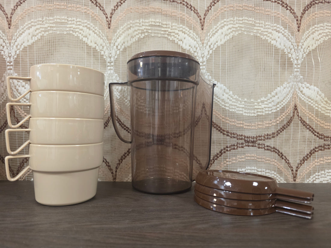 Vintage Plastimat schenkkan met 4 bekers en onderzetters