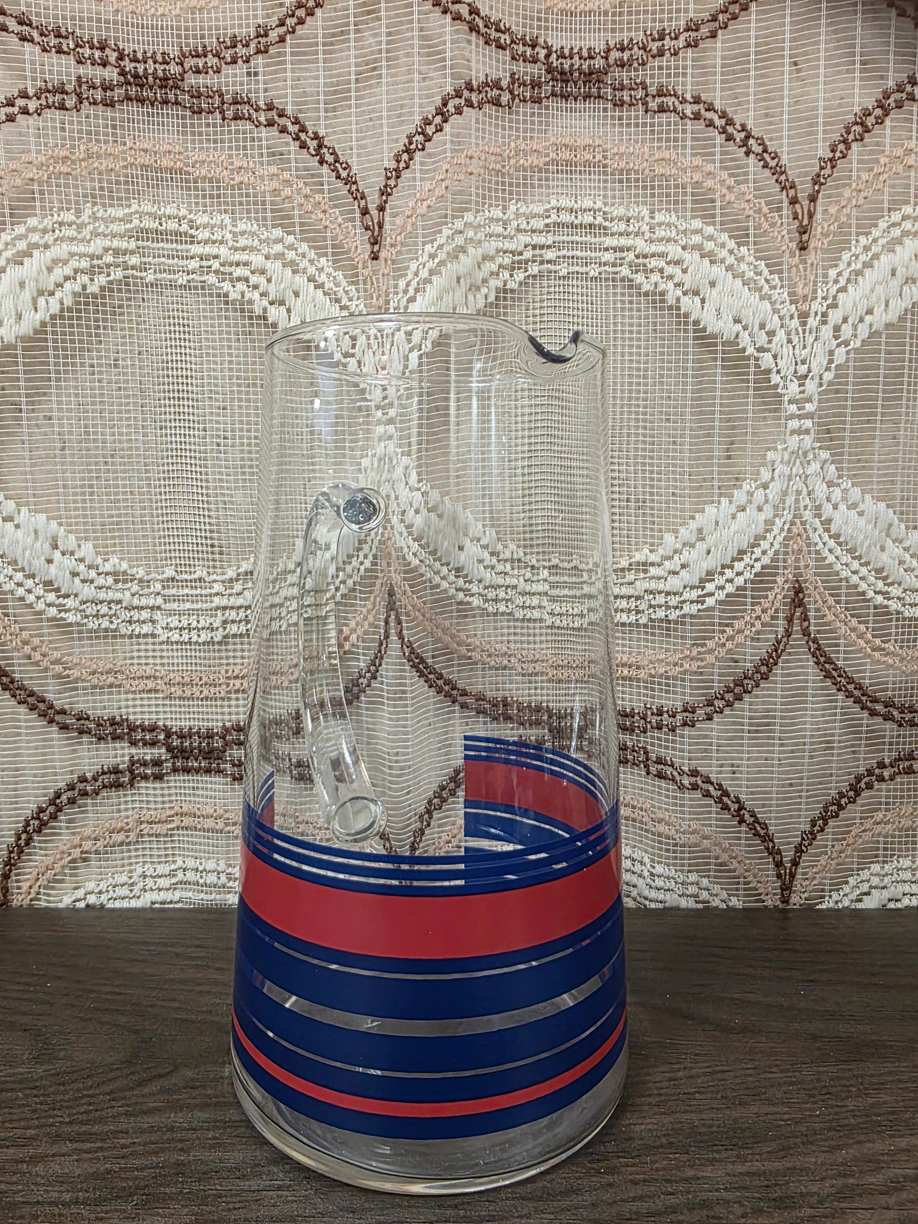 Vintage glazen karaf met rode en blauwe strepen