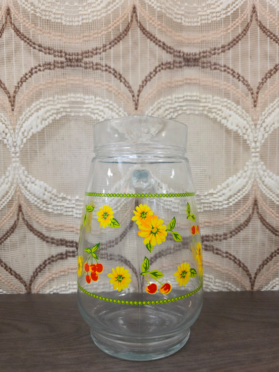 Vintage glazen karaf met gele bloemen