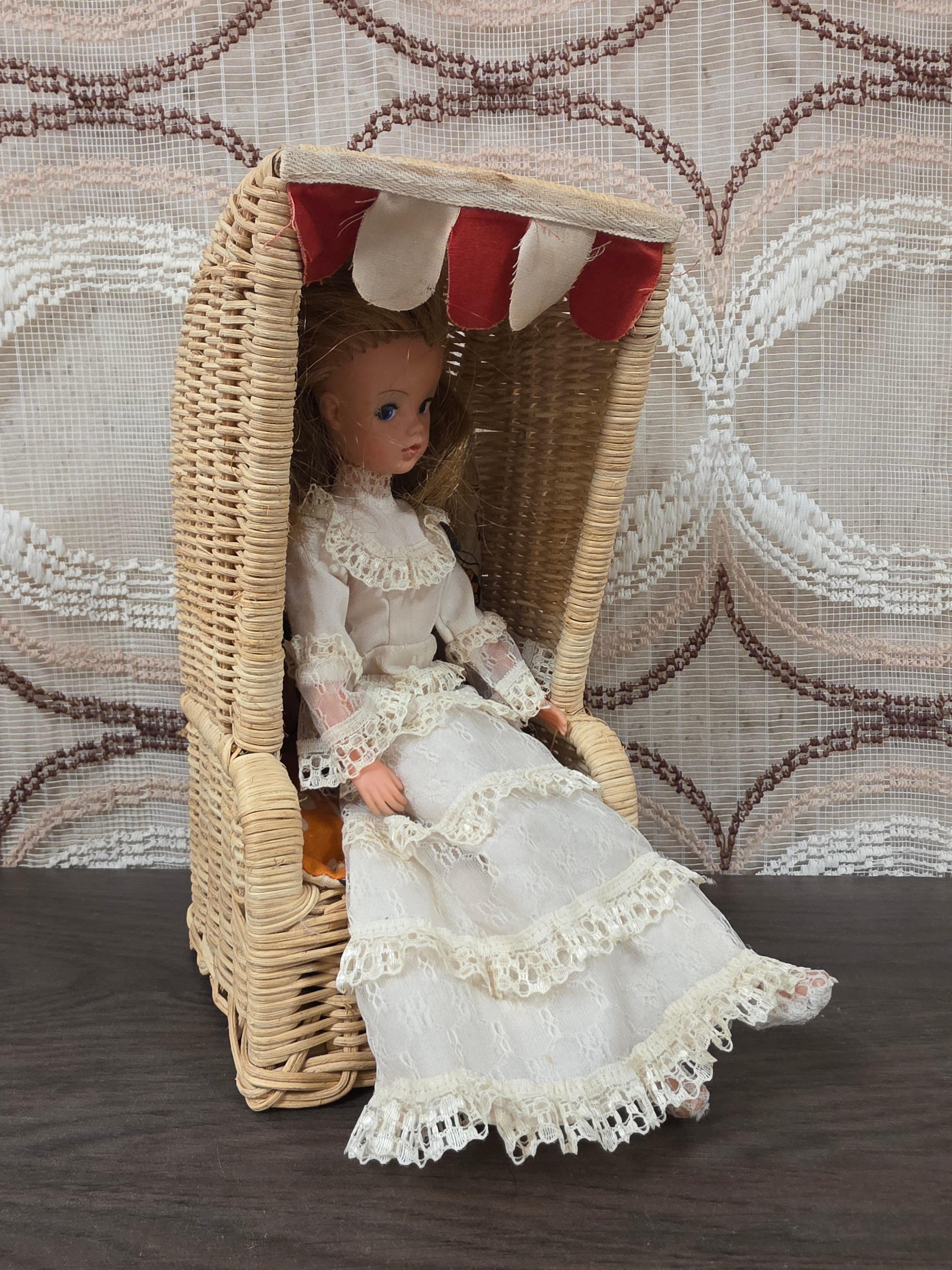Vintage rotan strandstoel voor Barbie