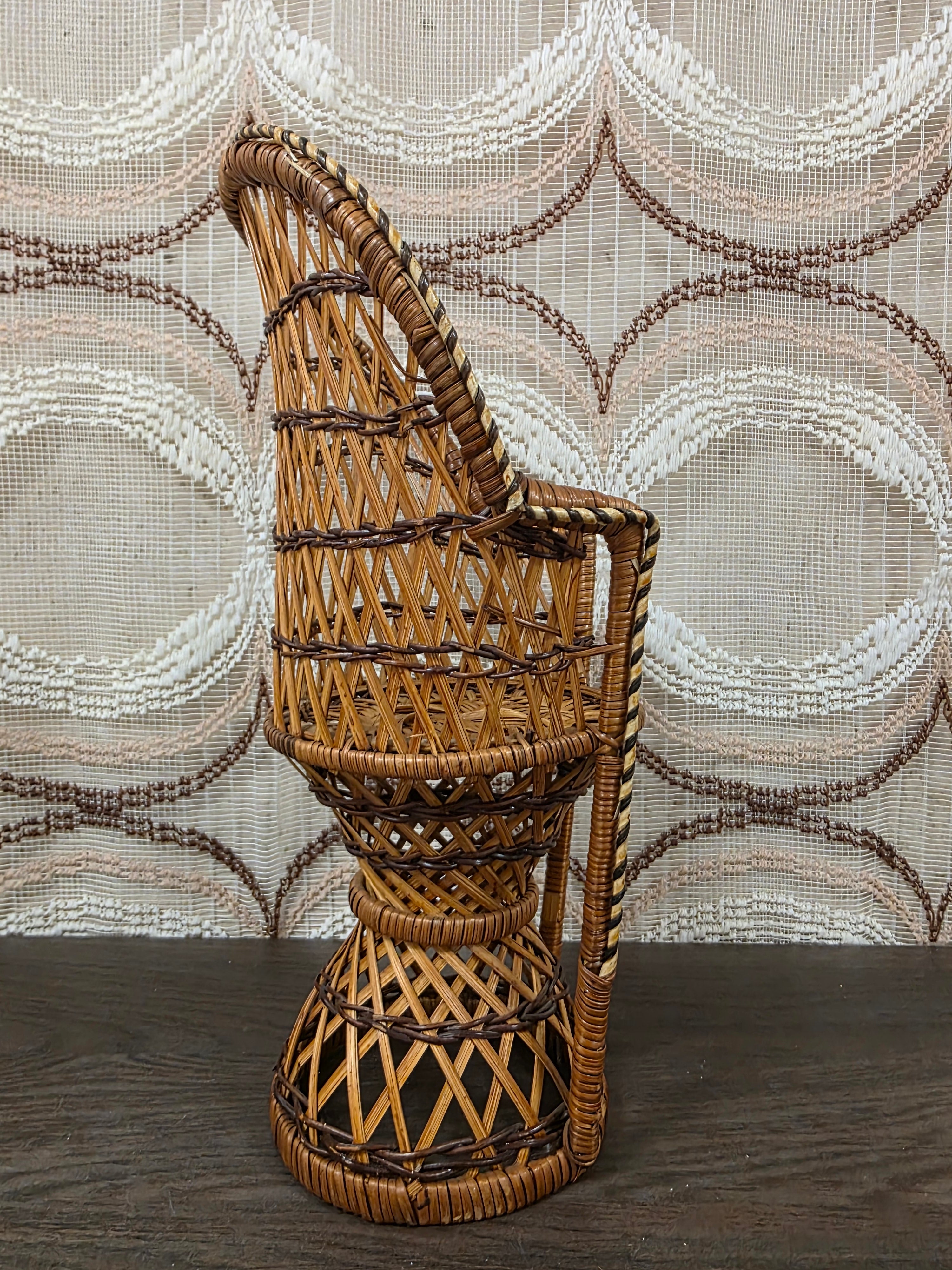 Vintage rotan poppenstoel circa 30 cm