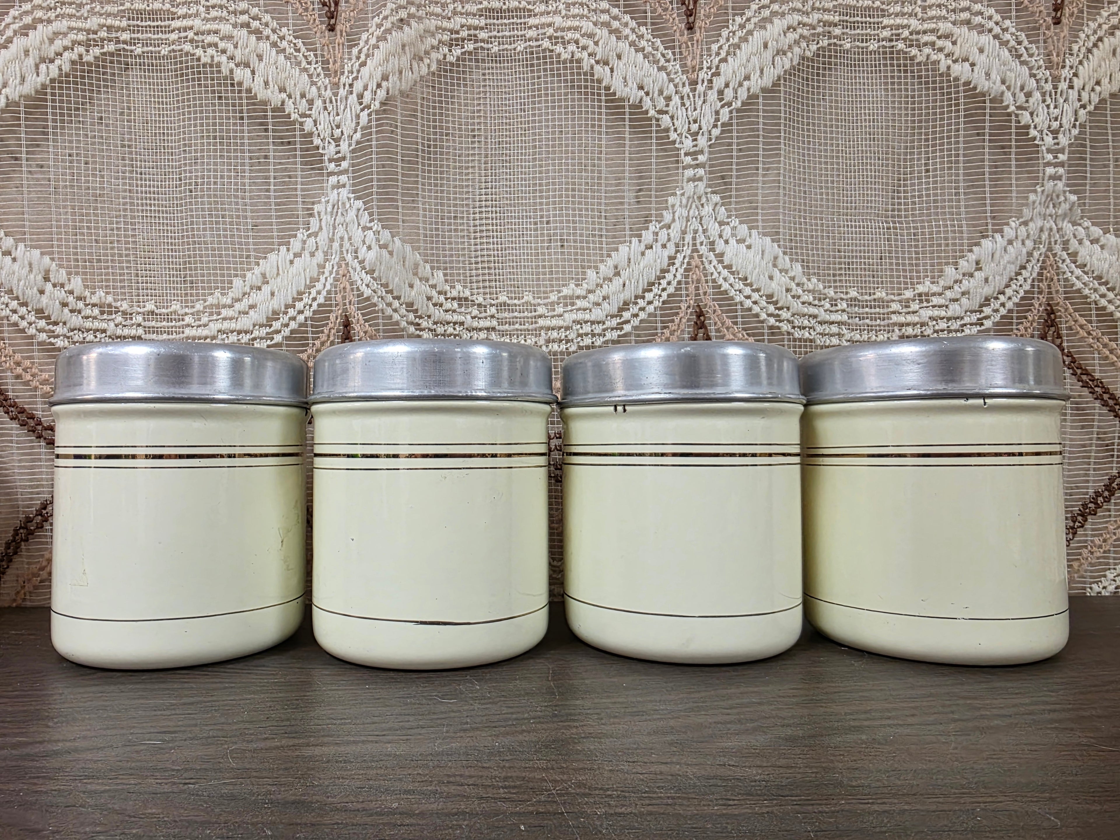 Vintage emaille kruidenbussen set van 4 met aluminium deksels