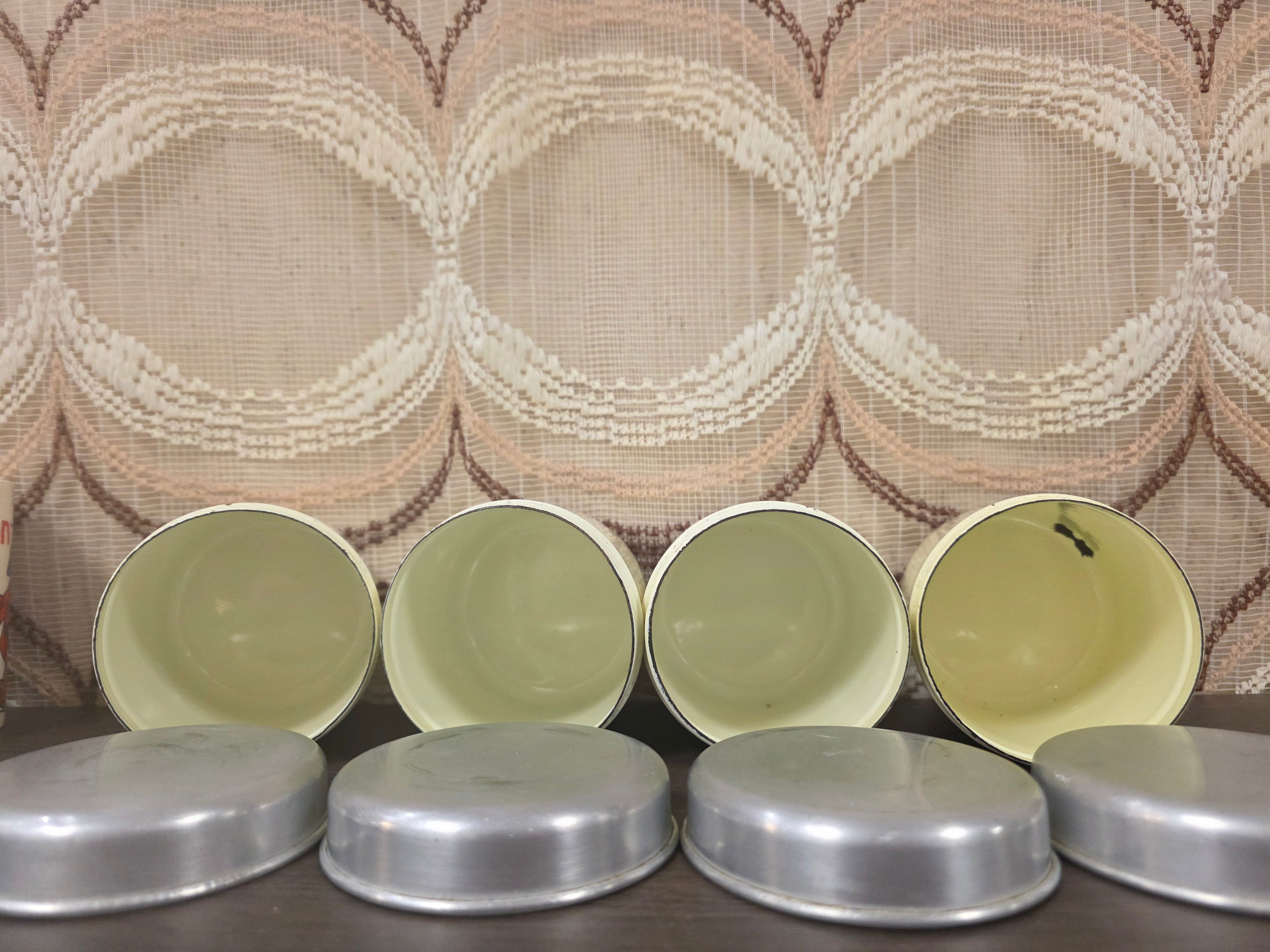 Vintage emaille kruidenbussen set van 4 met aluminium deksels