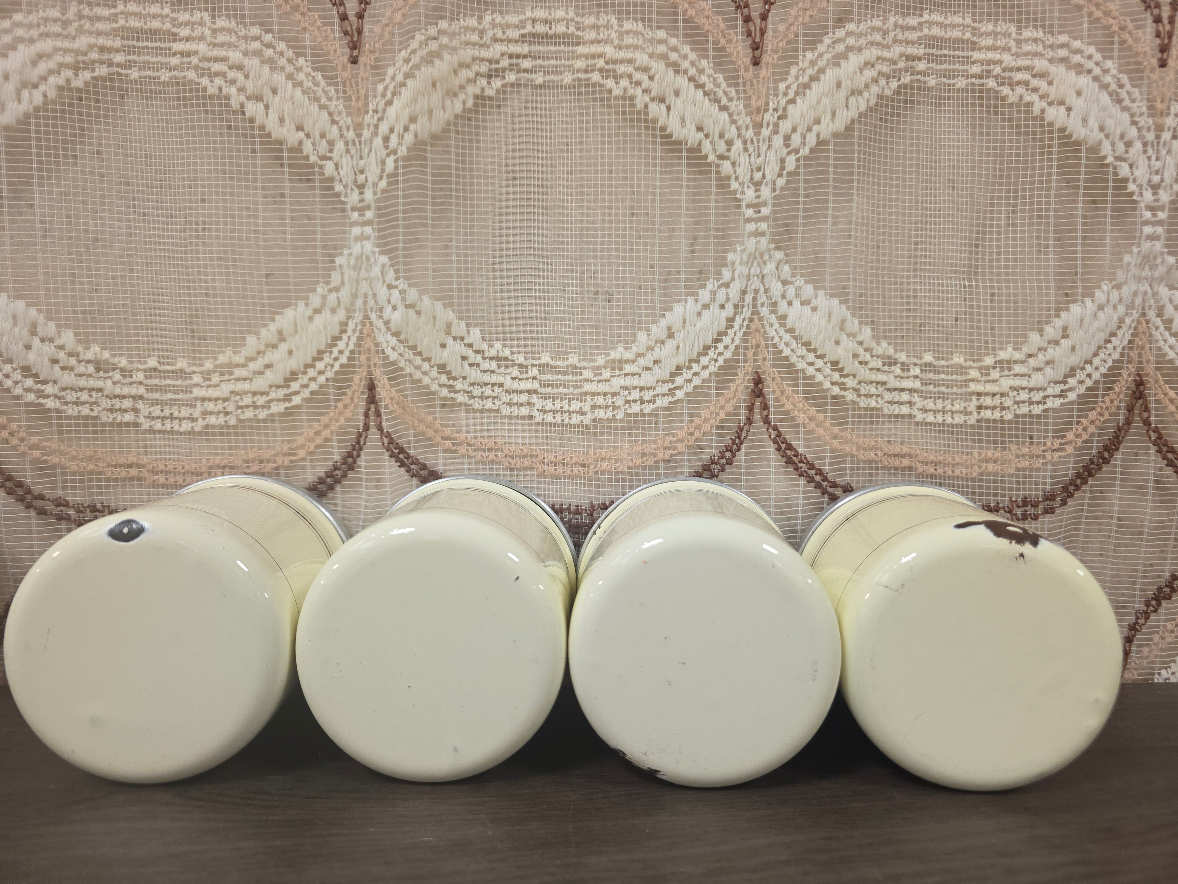 Vintage emaille kruidenbussen set van 4 met aluminium deksels