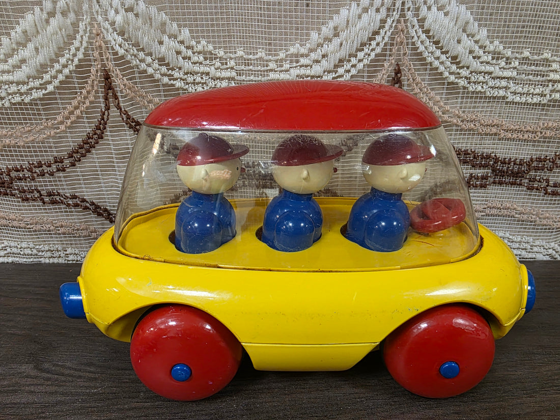 Ambi Toys vintage speelgoedauto met bewegende poppetjes