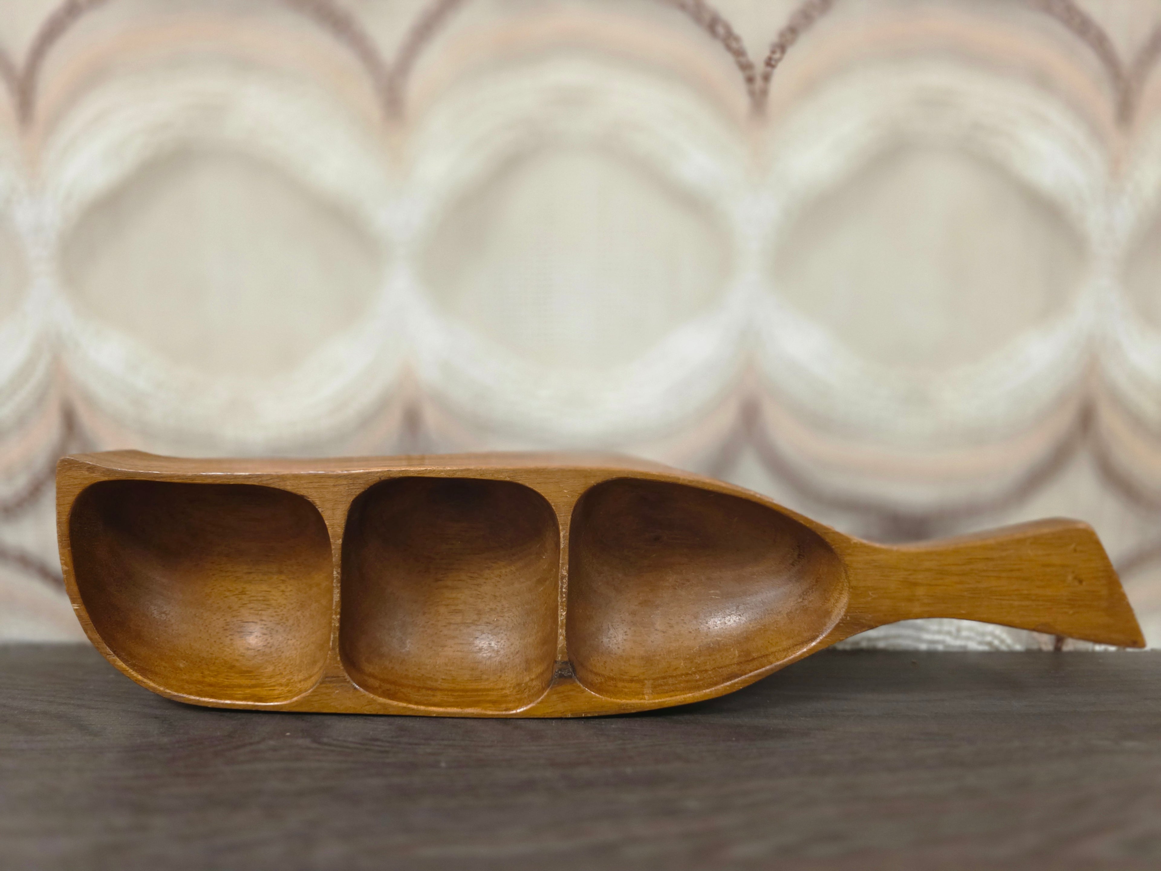 Vintage houten snackschaal met handgreep en 3 vakken