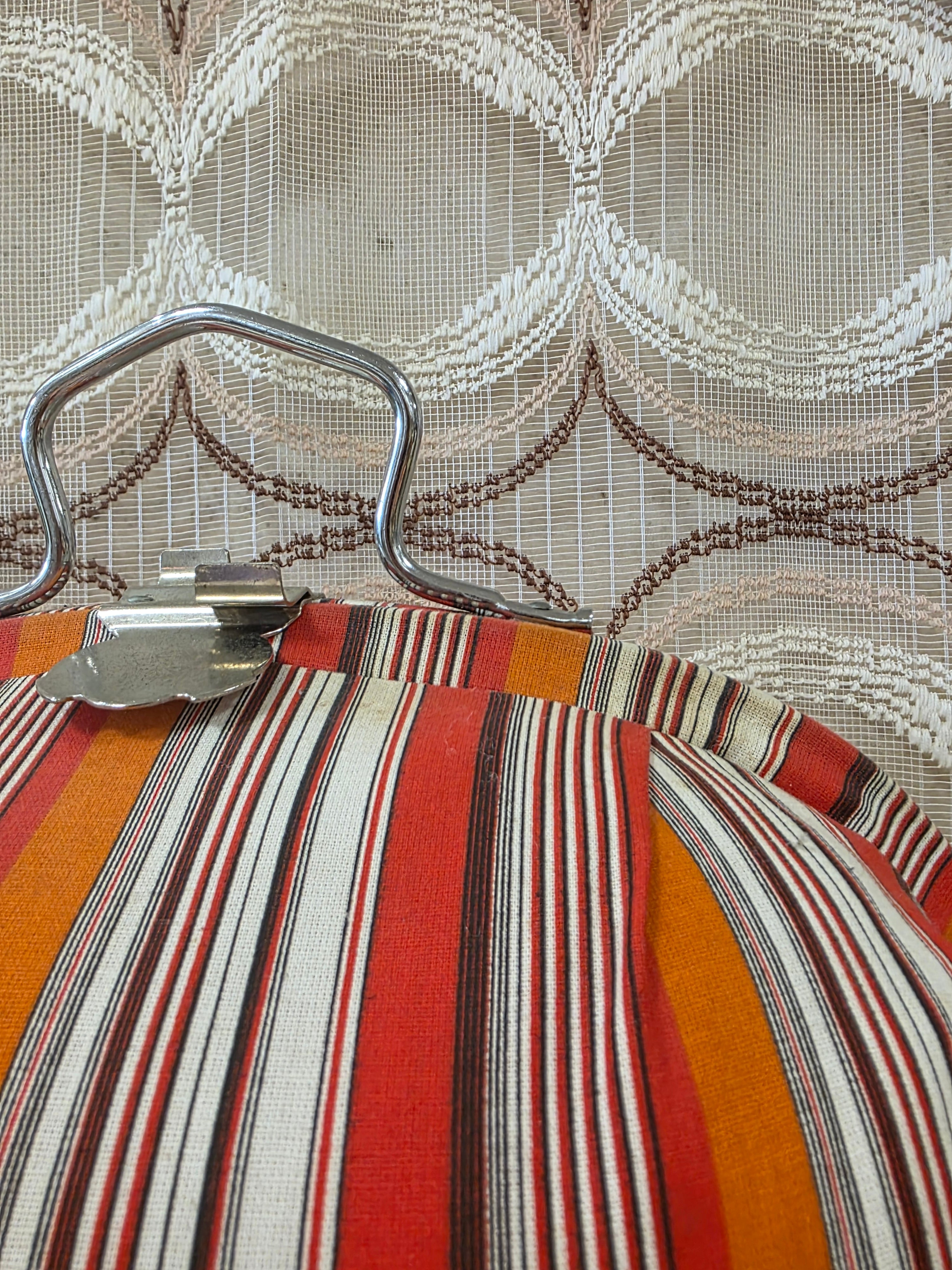 Vintage theebeurs met knip gestreept