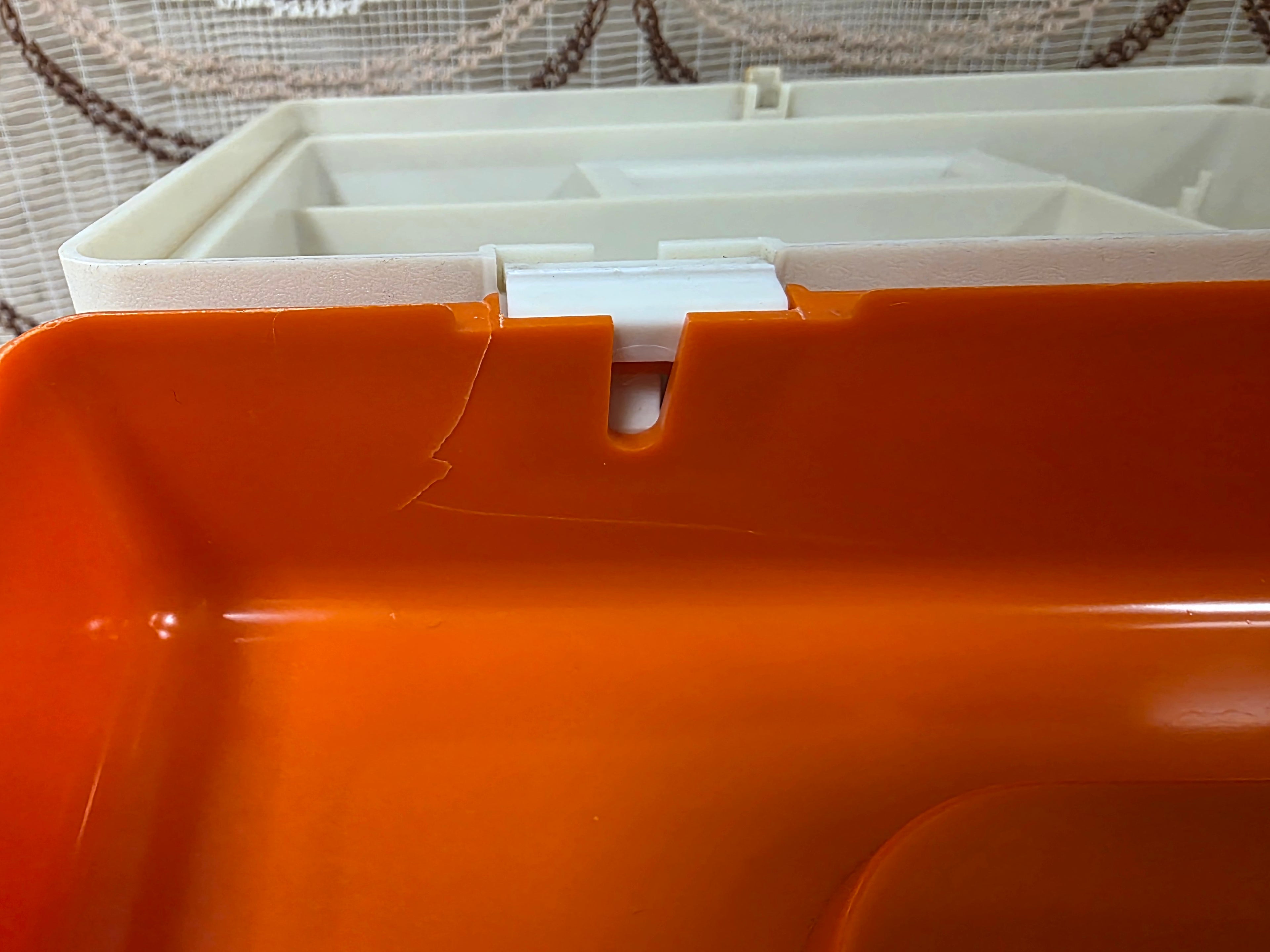 Vintage naaibox oranje wit met gareninzet