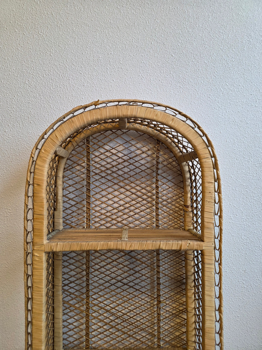 Vintage rotan kastje met drie planken – productfoto 2