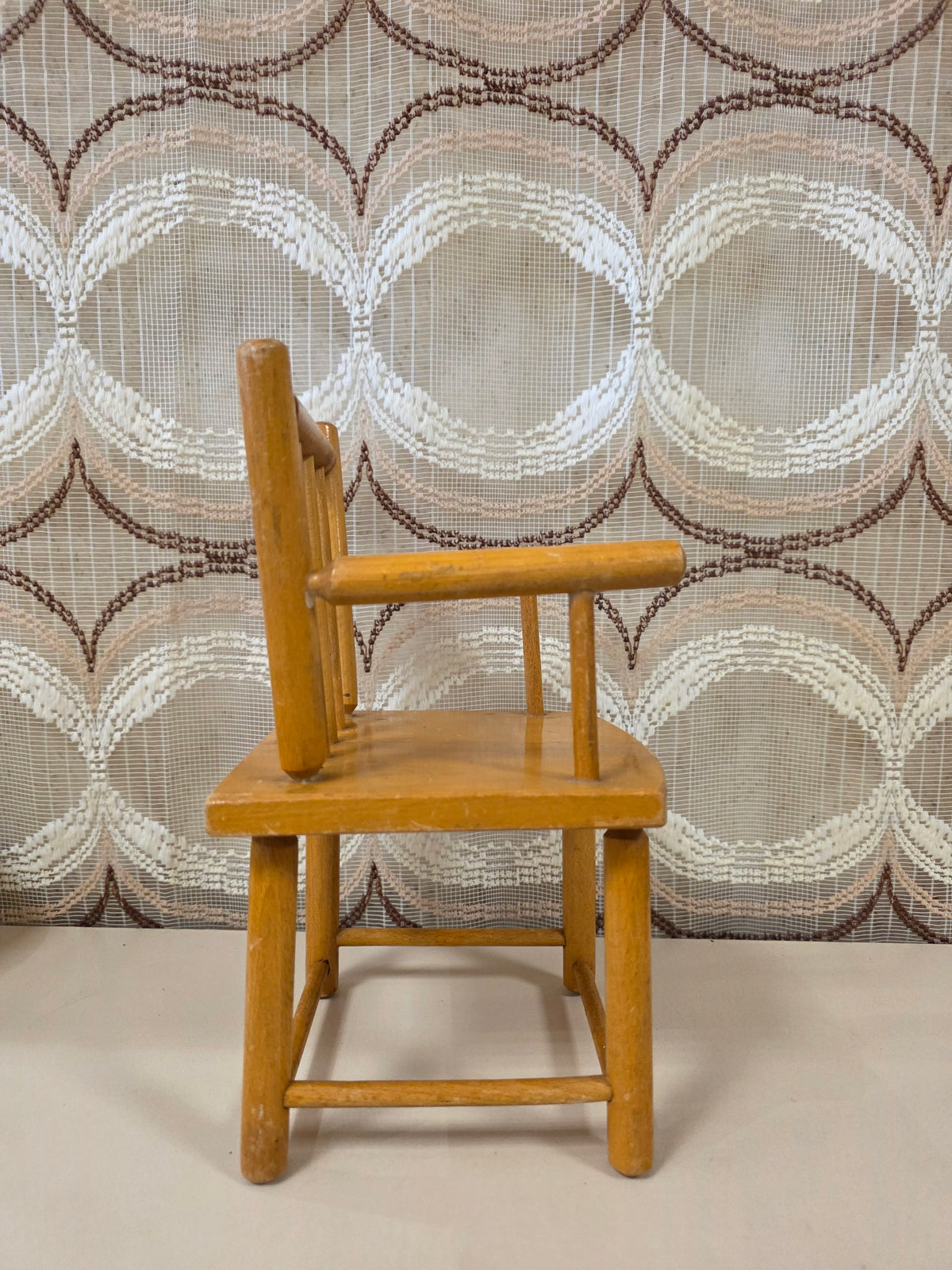 Houten poppenstoeltje vintage met armleuningen