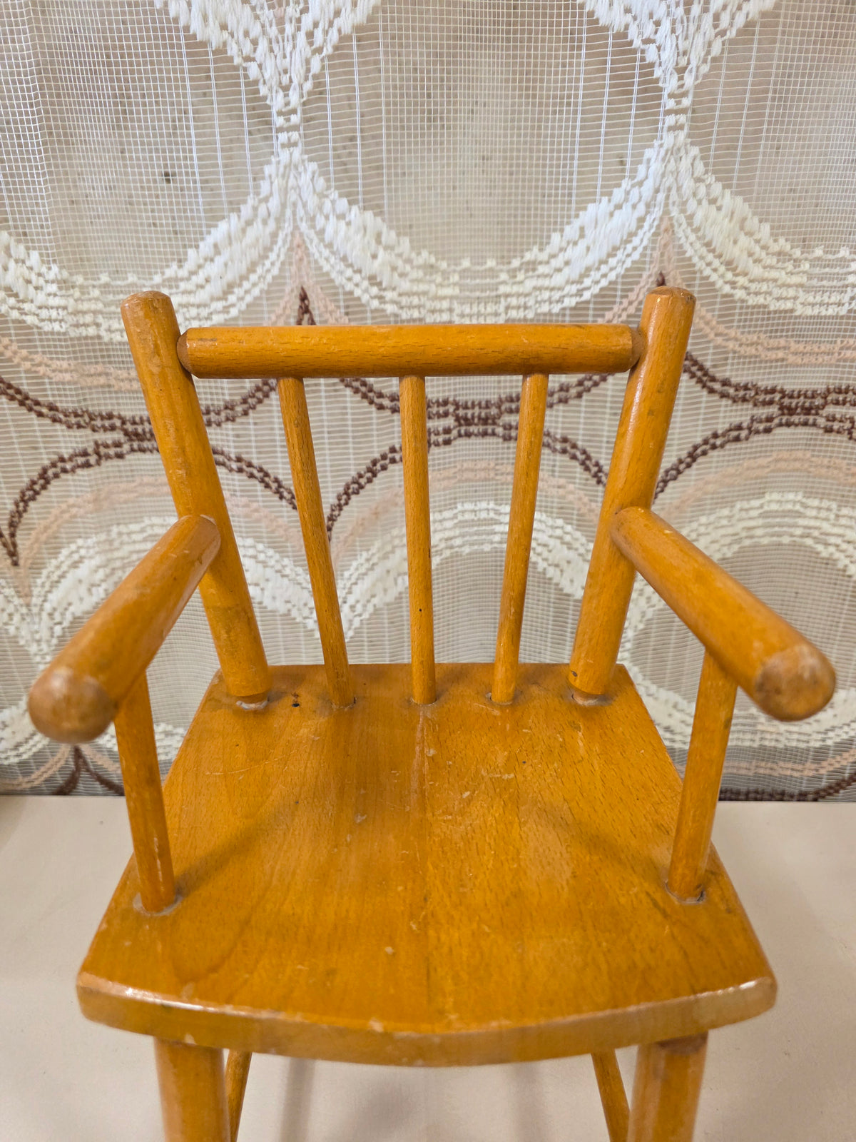 Houten poppenstoeltje vintage met armleuningen