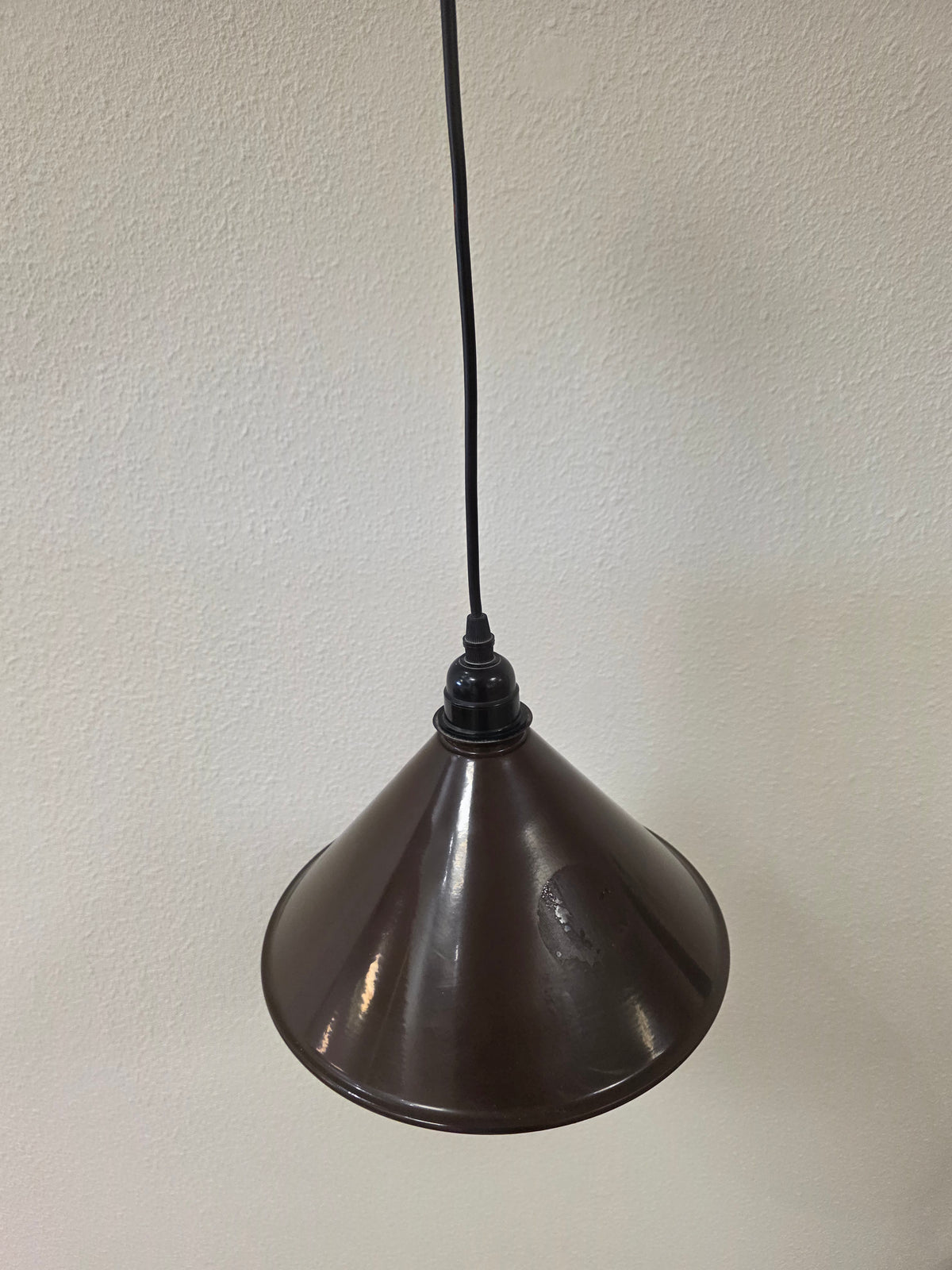 Bruine metalen hanglamp met brede kap – Ø 26 cm