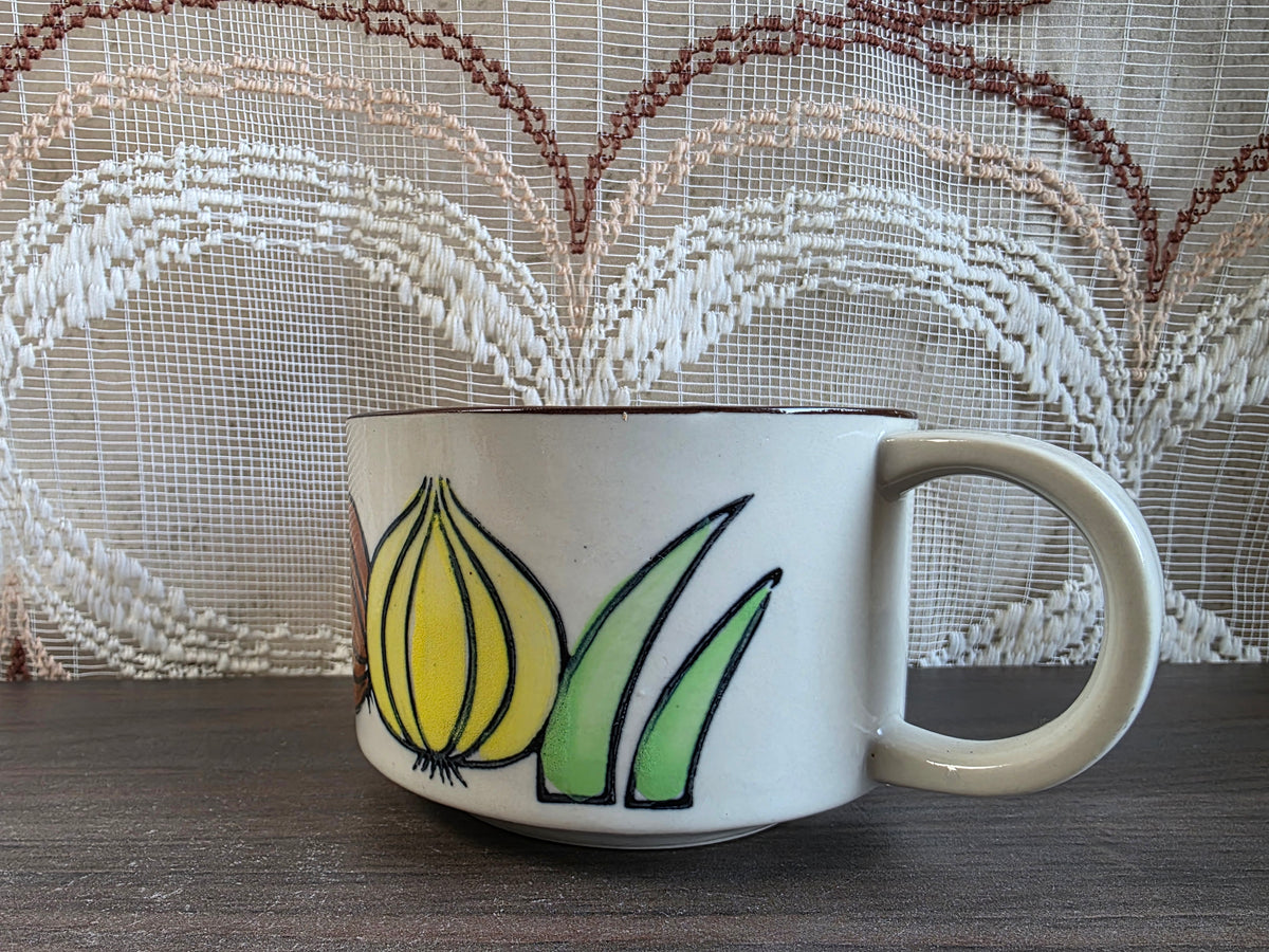 Vintage keramieken soepkom met uien