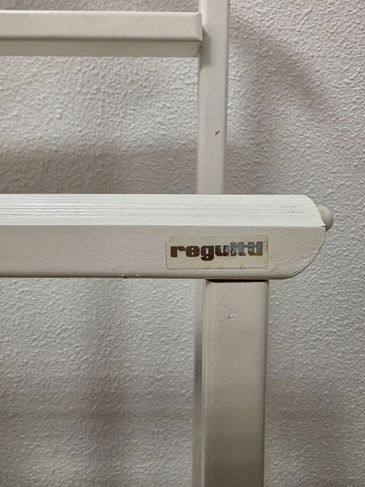 Vintage Reguitti dressboy – crèmewit hout op wieltjes
