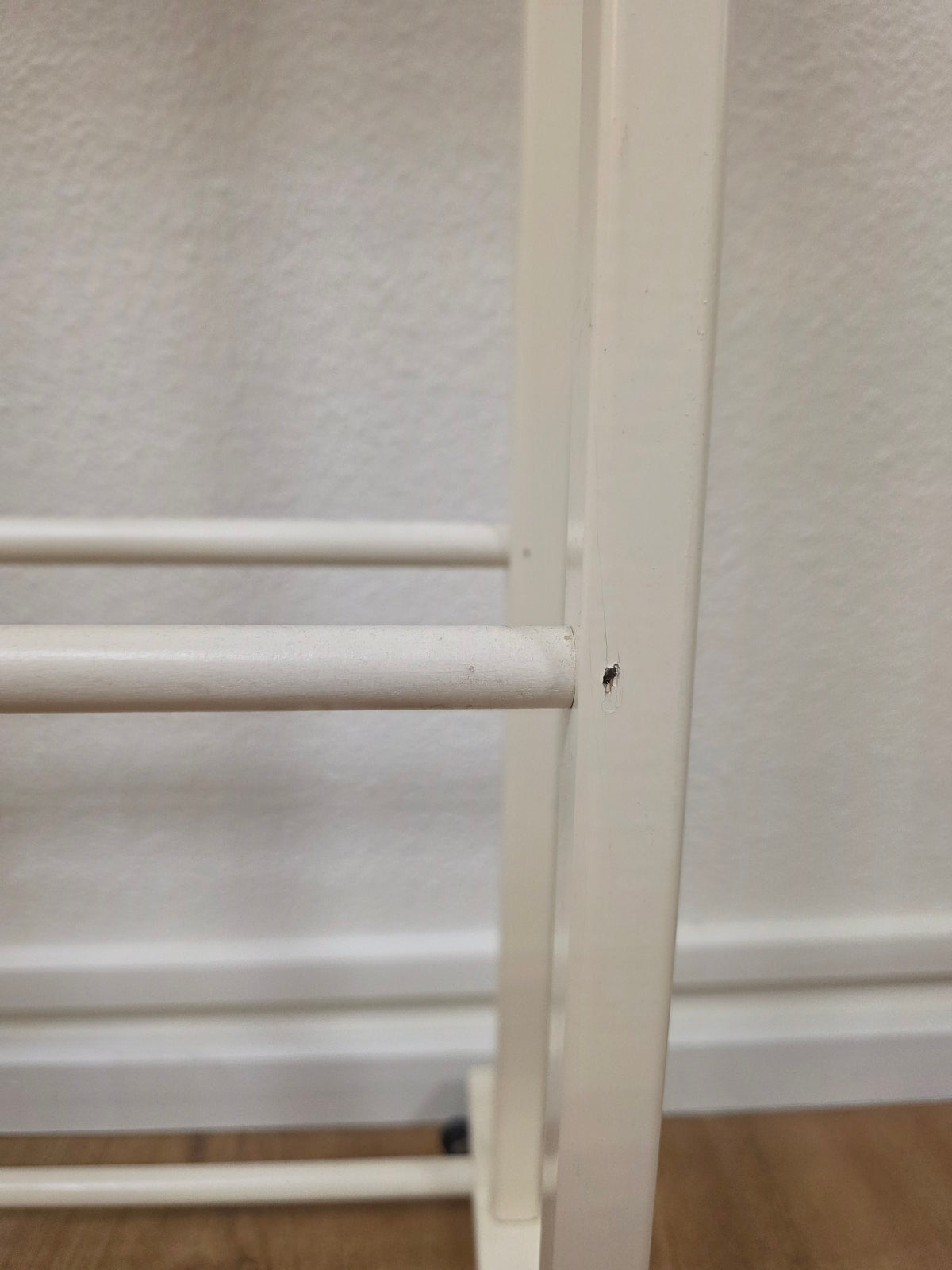 Vintage Reguitti dressboy – crèmewit hout op wieltjes