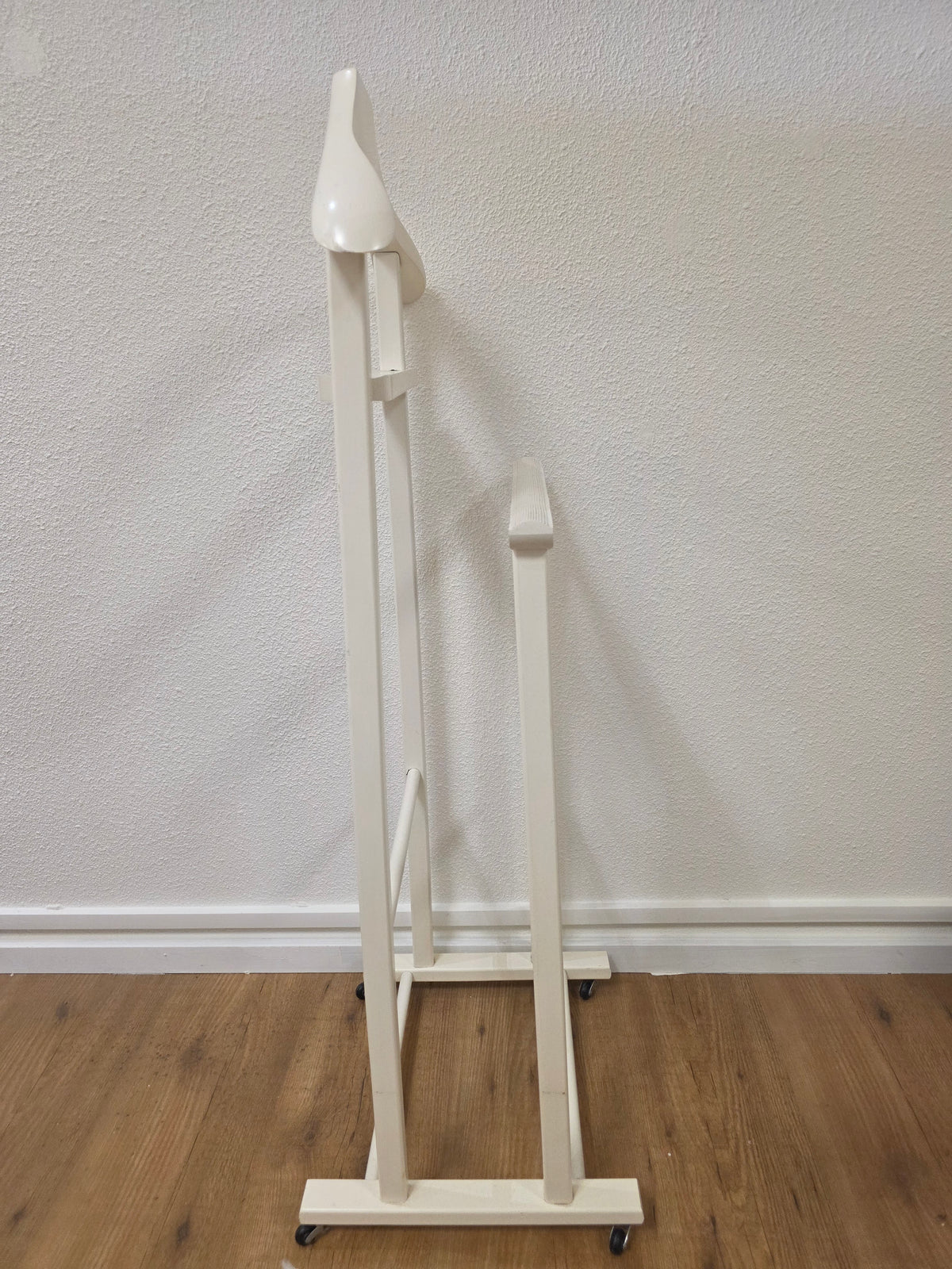 Vintage Reguitti dressboy – crèmewit hout op wieltjes