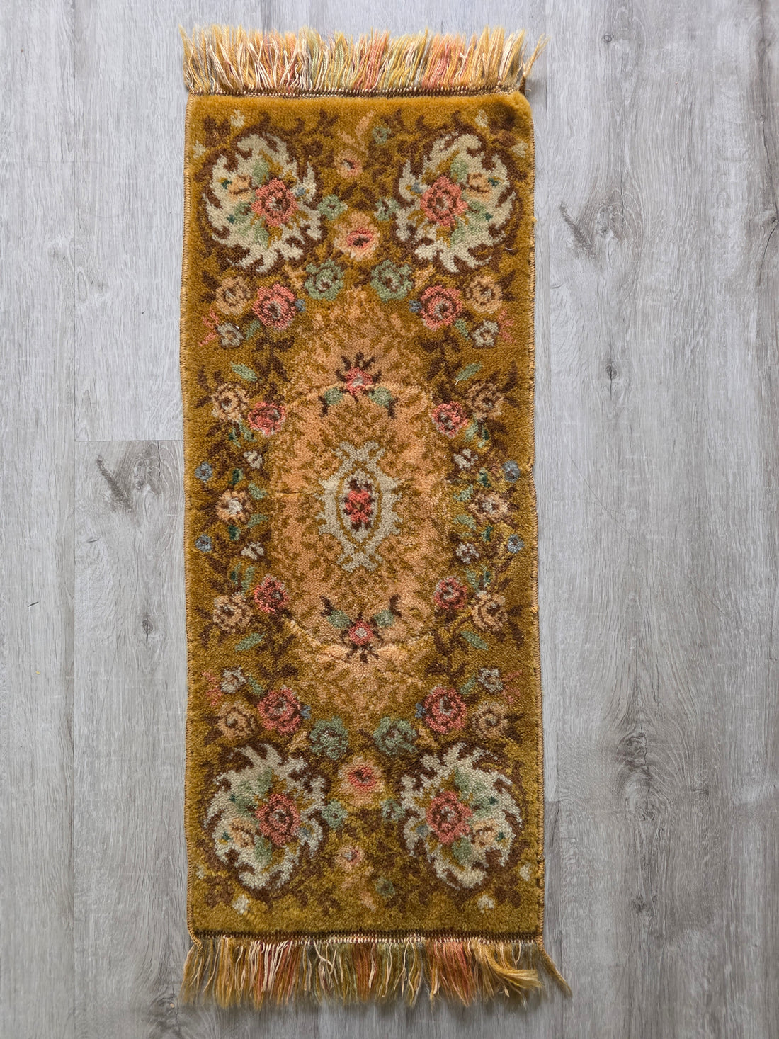 Vintage wollen tafelloper okergeel met bloemen