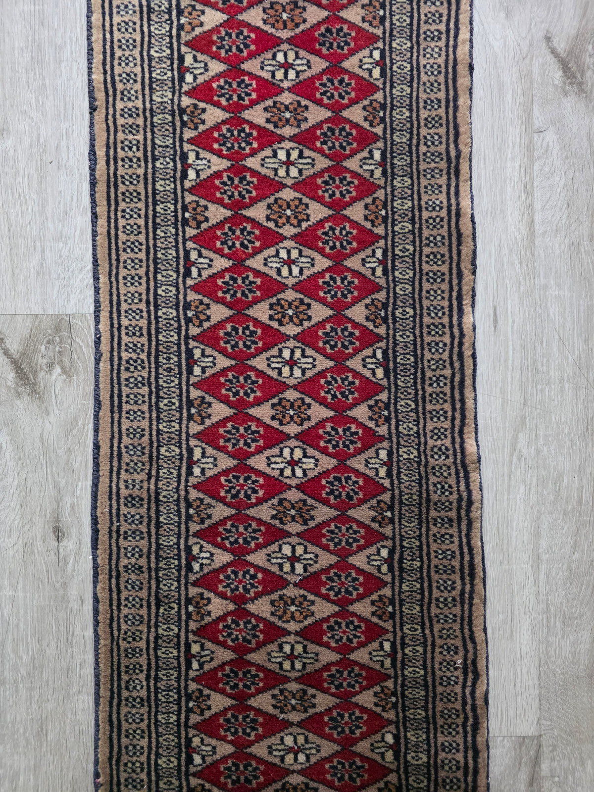 Vintage tafelloper rood met geometrisch patroon en franjes