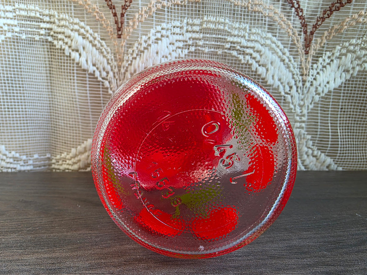 Vintage glazen voorraadpot met kersen en rode dop