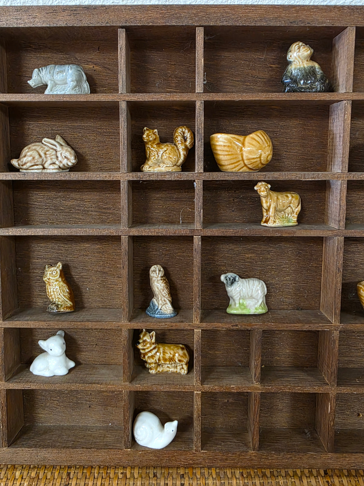 Vintage houten letterbak voor miniaturen en verzameling