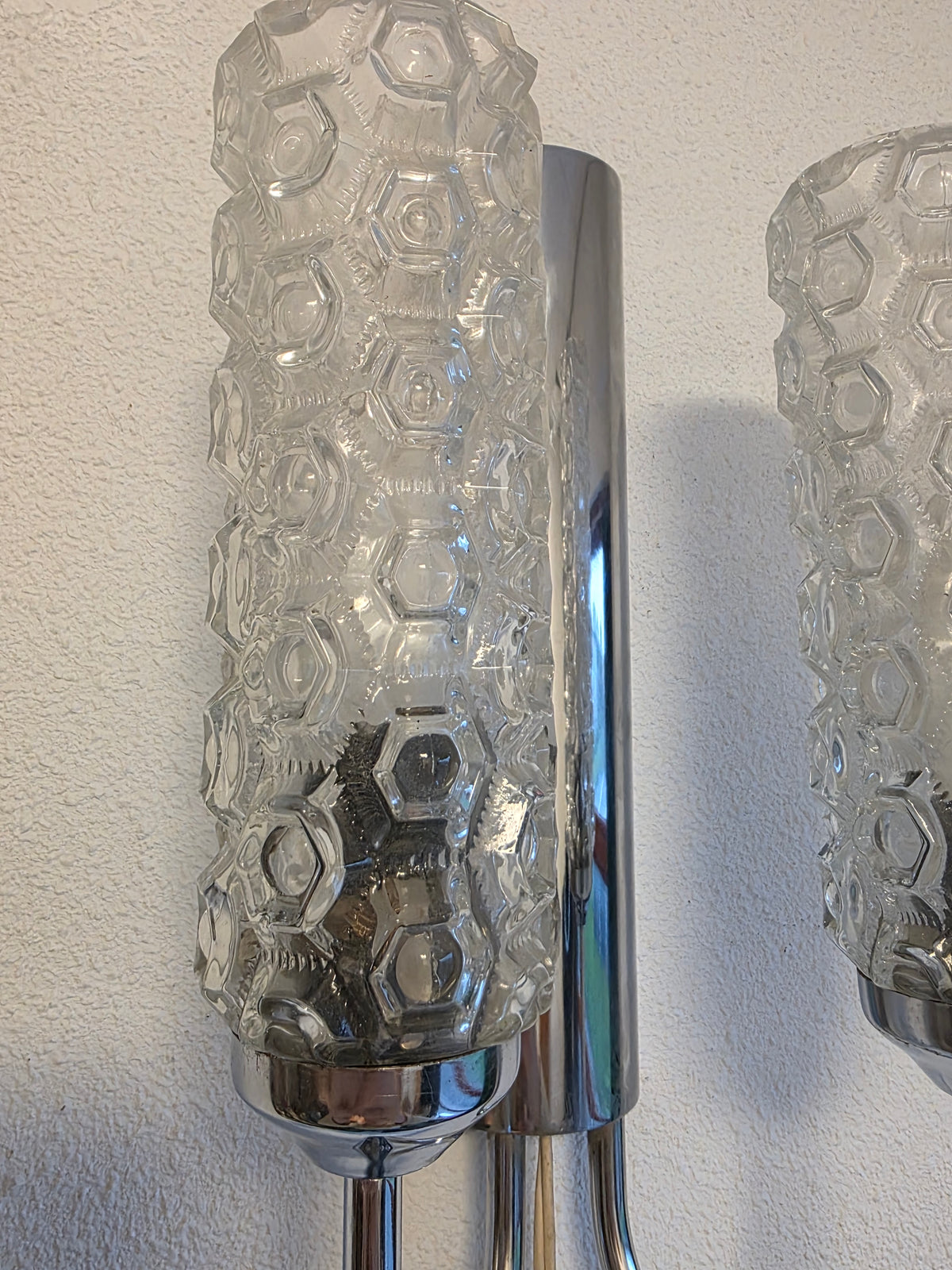 Vintage wandlamp met twee glazen reliëfkappen
