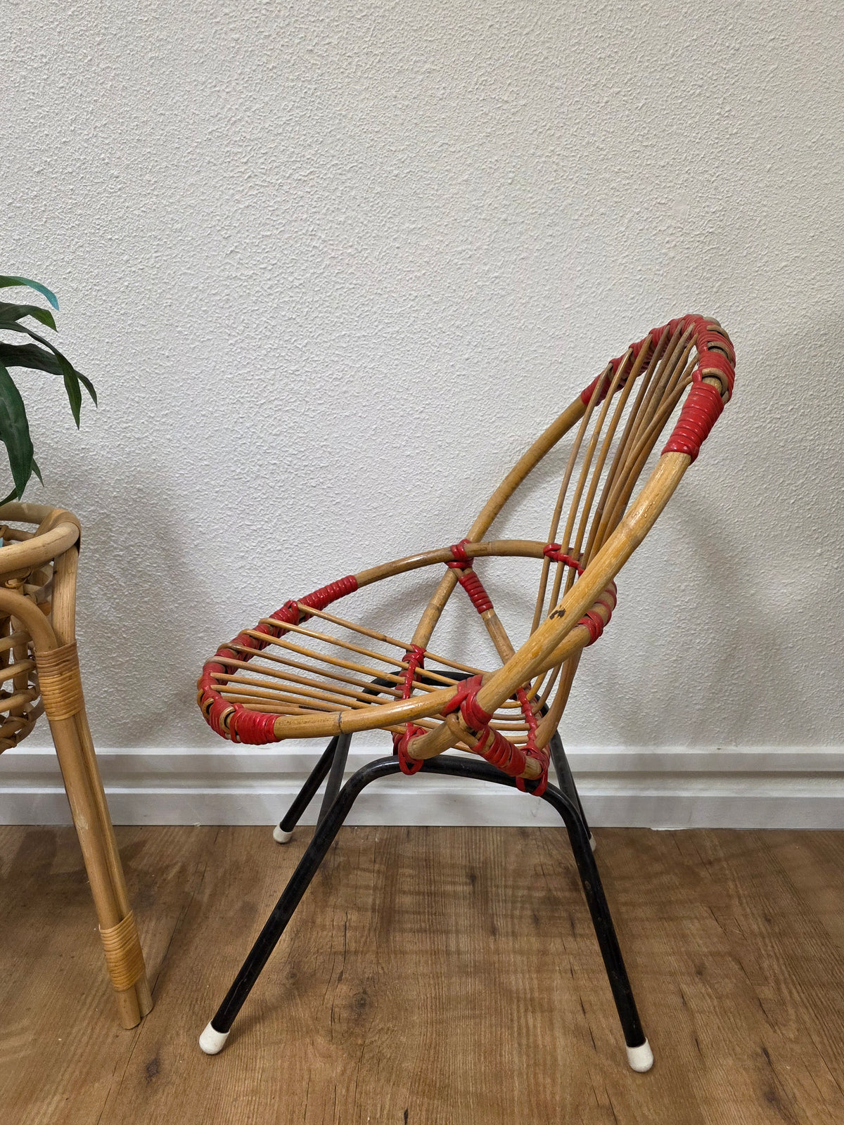 Vintage rotan kinderstoeltje met rode accenten