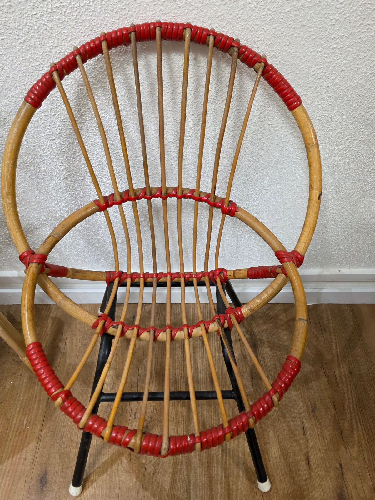 Vintage rotan kinderstoeltje met rode accenten