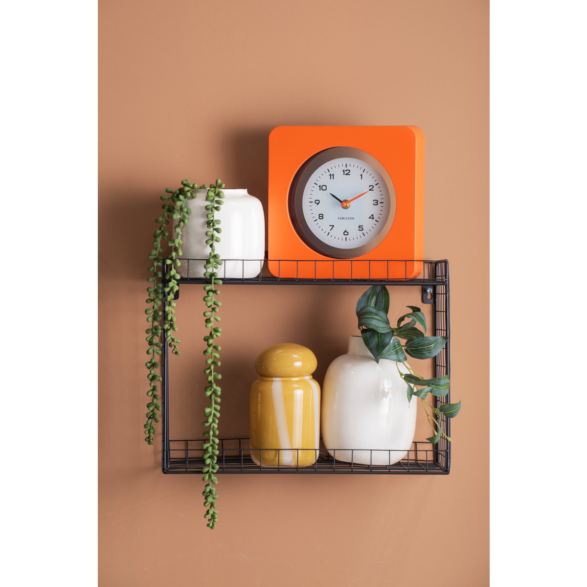 Retro vierkante oranje wandklok