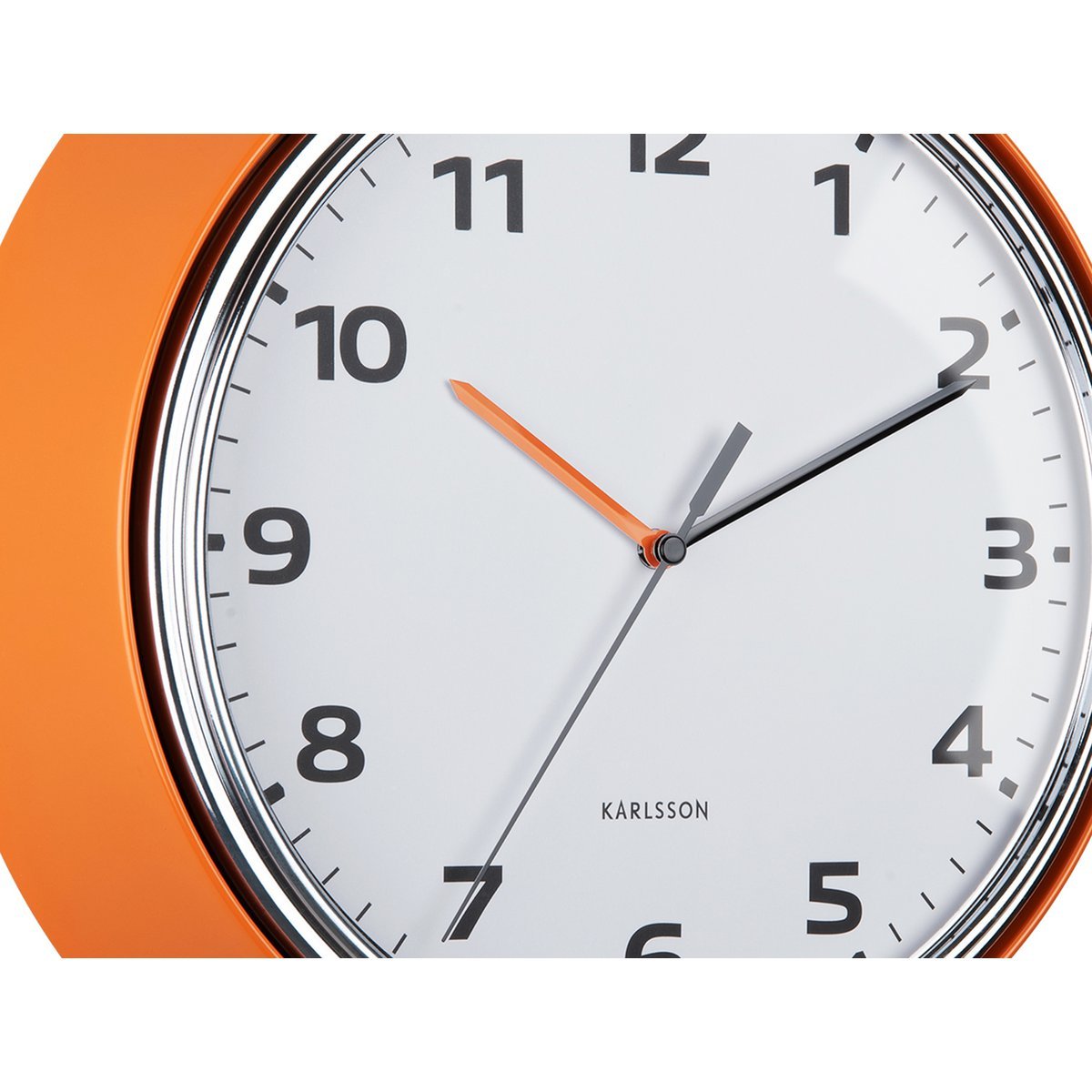 Retro oranje ronde wandklok