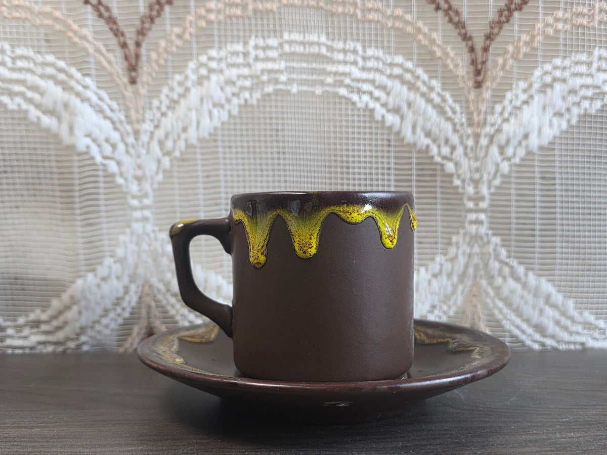 Vintage kopjes met schotels bruin met geel Fat Lava glazuur