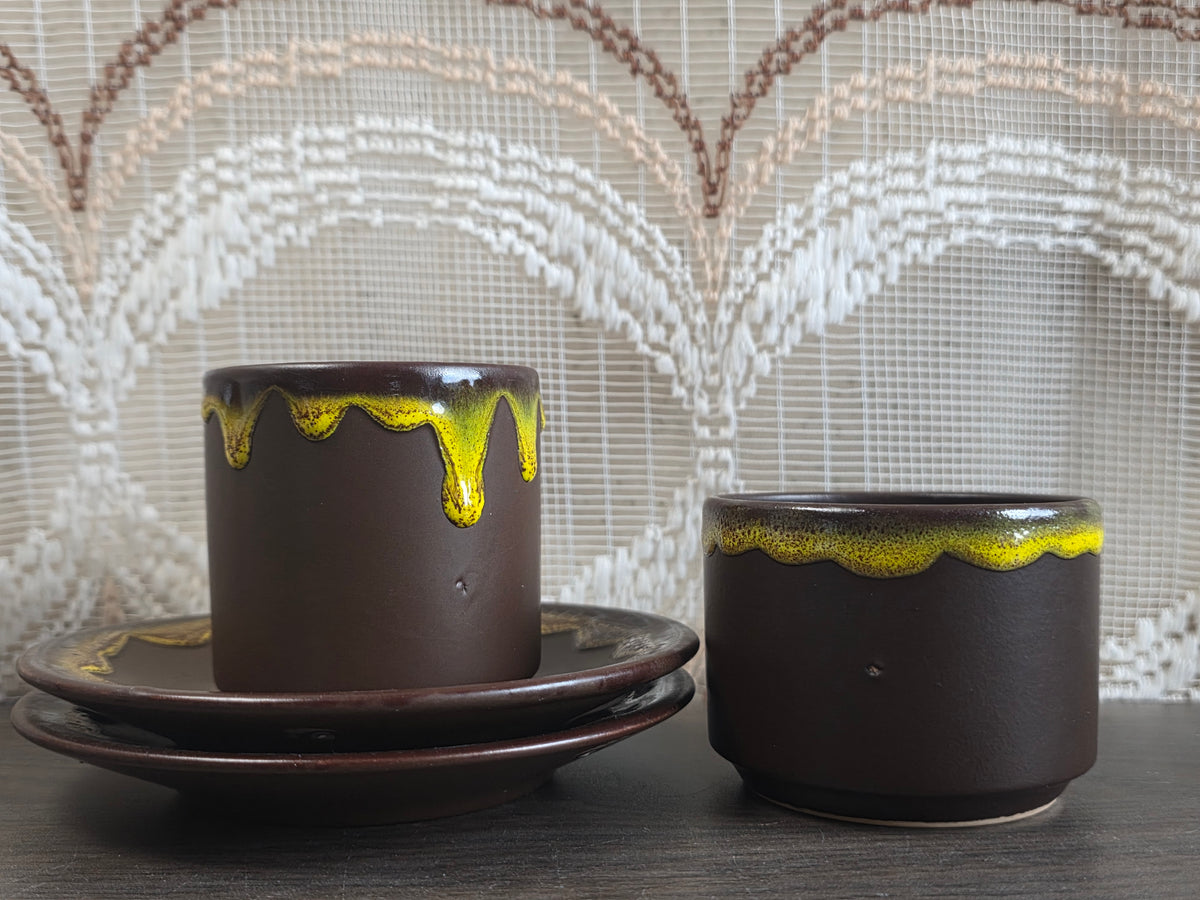 Vintage kopjes met schotels bruin met geel Fat Lava glazuur