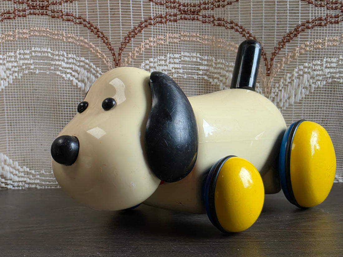 Ambi Toys Max trekhond met geel-blauwe wielen