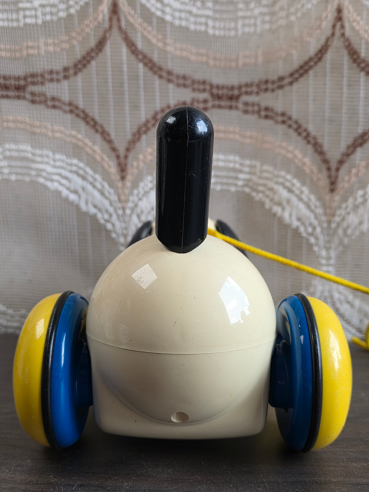 Ambi Toys Max trekhond met geel-blauwe wielen