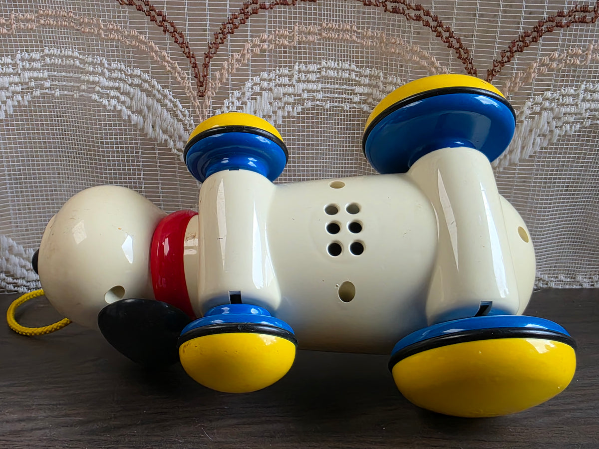 Ambi Toys Max trekhond met geel-blauwe wielen