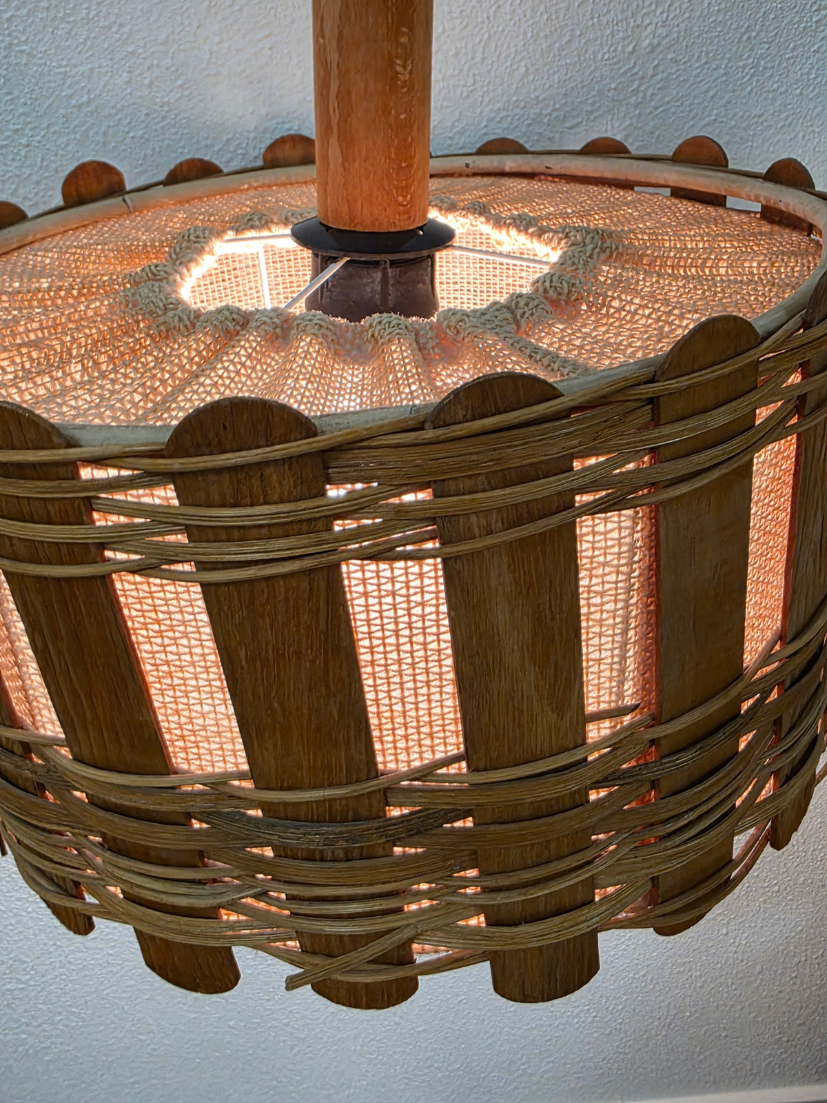 Vintage rotan hanglamp met houten latje