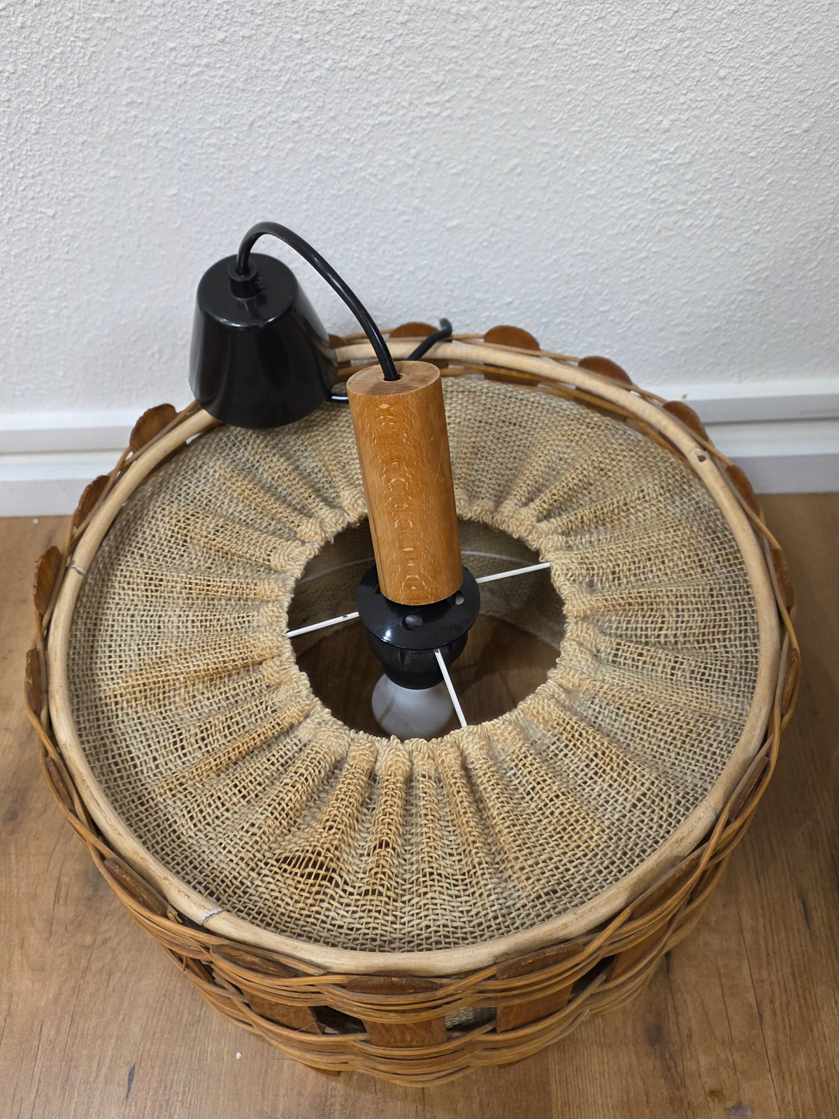 Vintage rotan hanglamp met houten latje