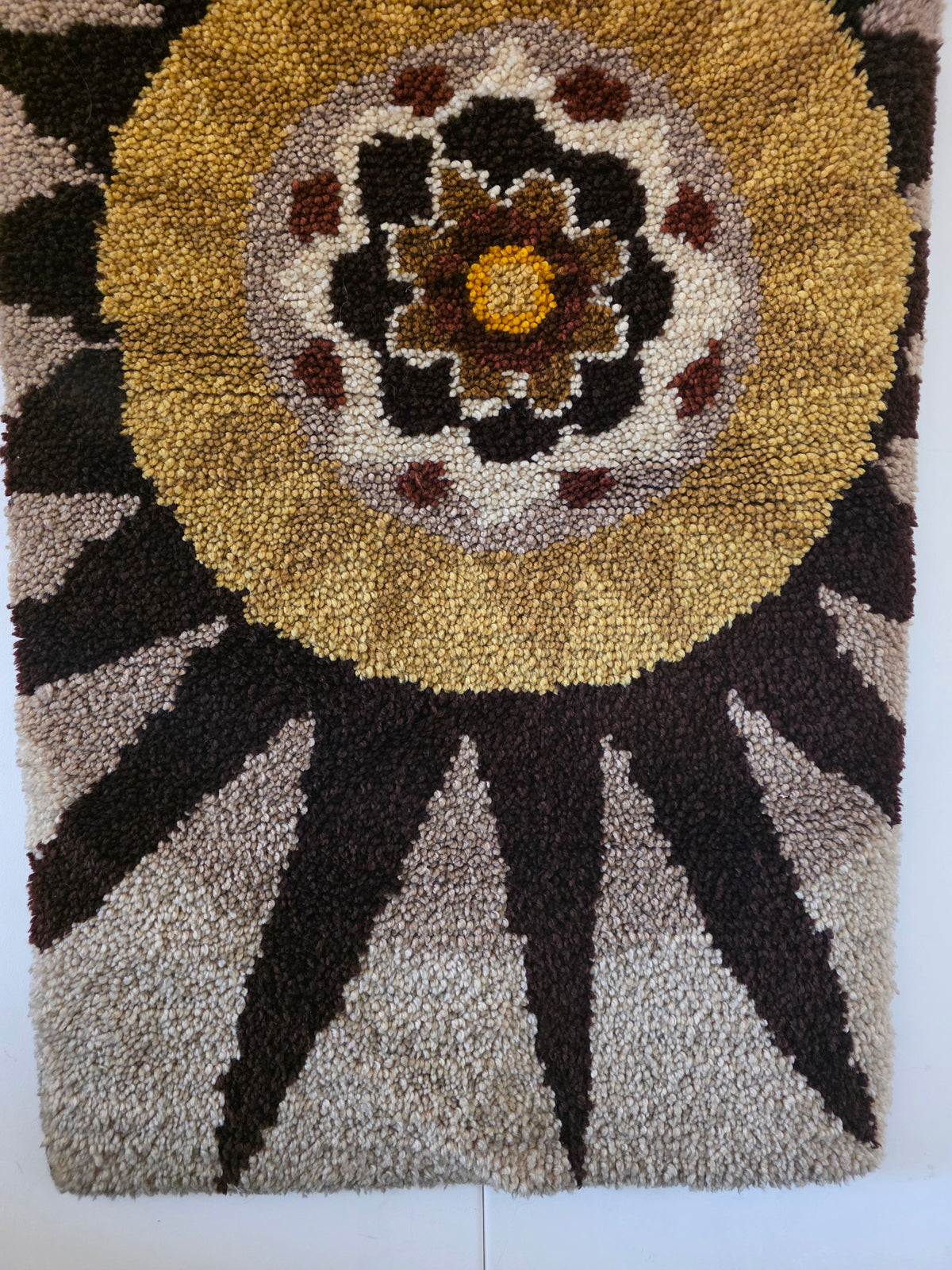 Vintage wandkleed met grote bloem in bruin en okergeel