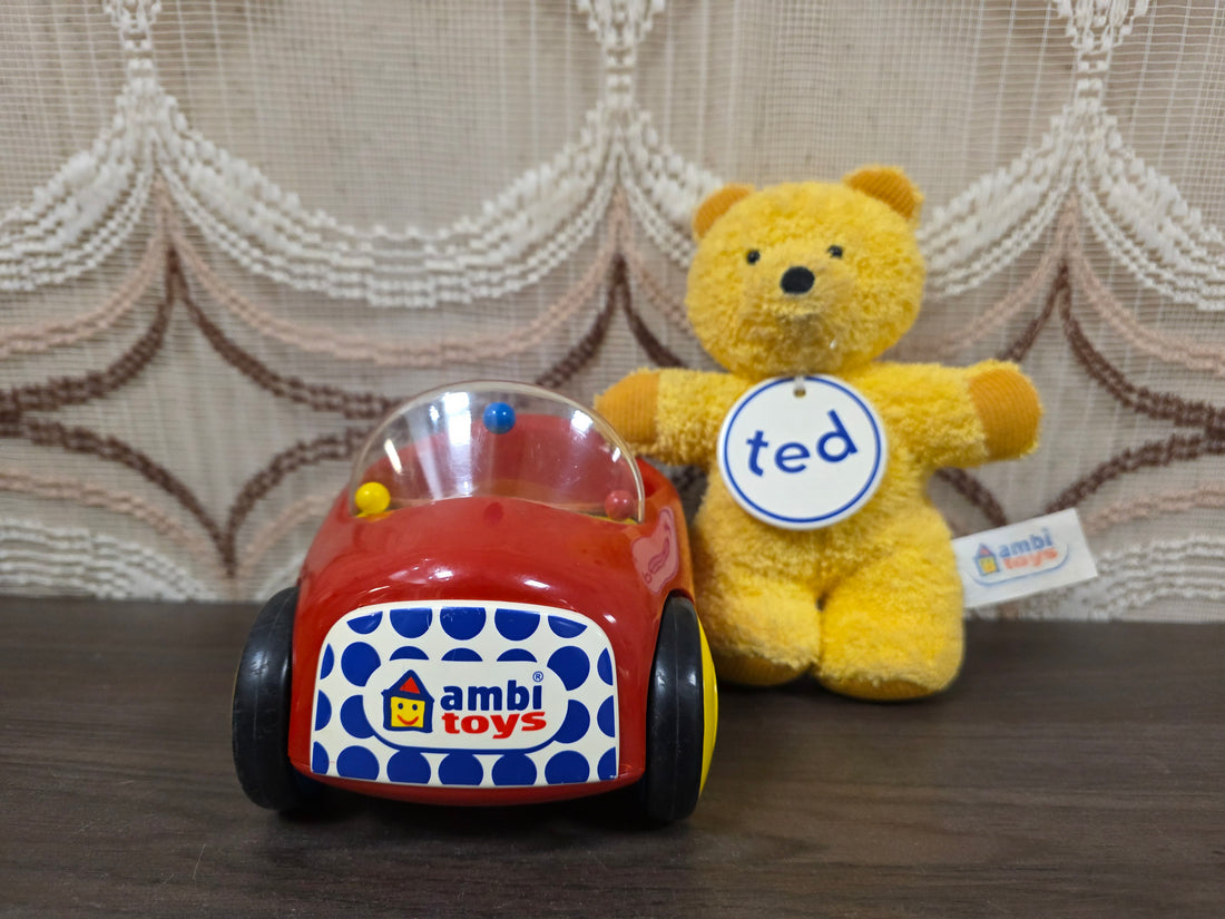 Ambi Toys rode auto met gele wielen en knuffelbeer Ted