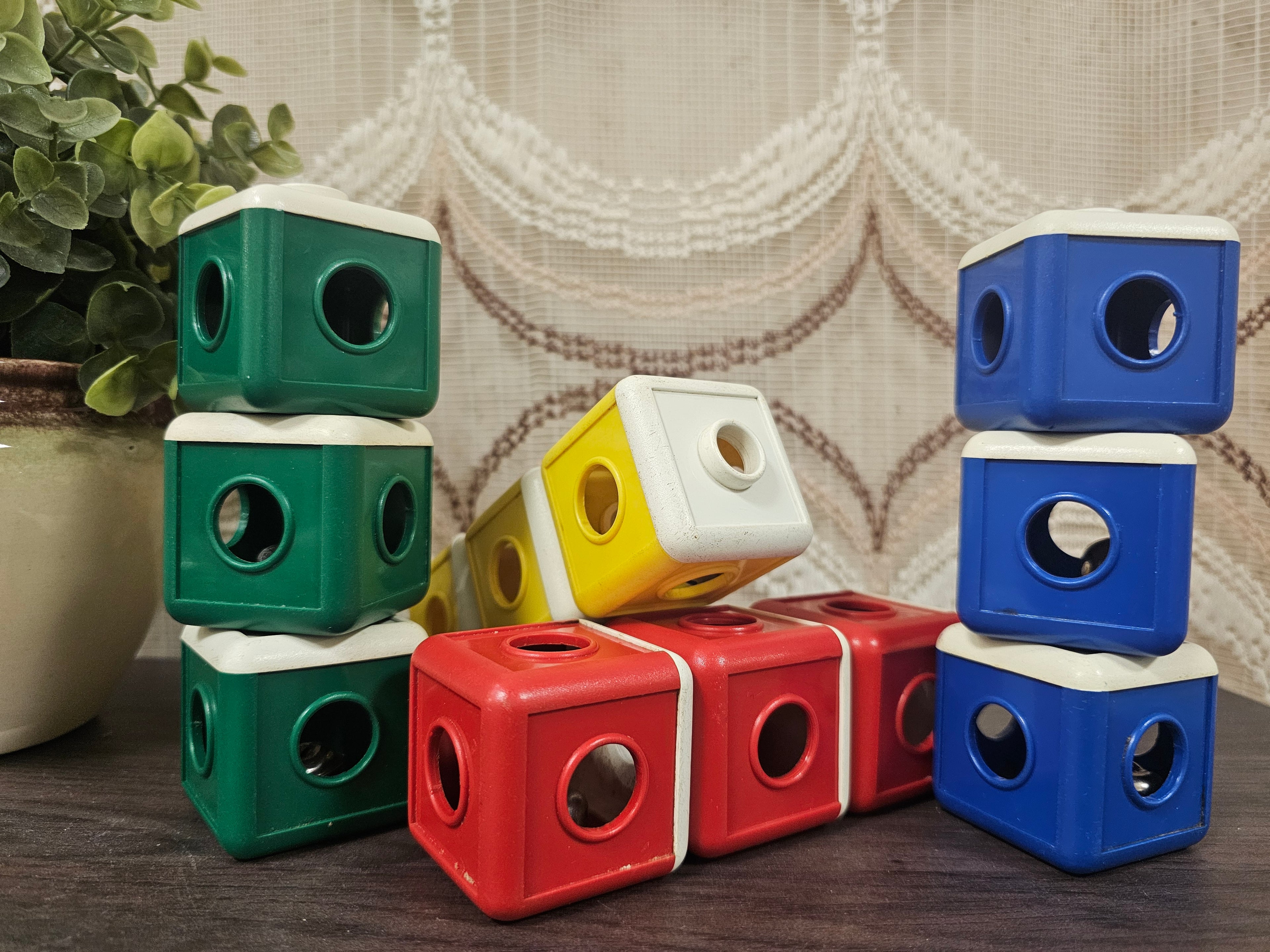 Vintage Ambi Toys blokken uit de jaren 70 met belletjes, kleurrijk en stapelbaar