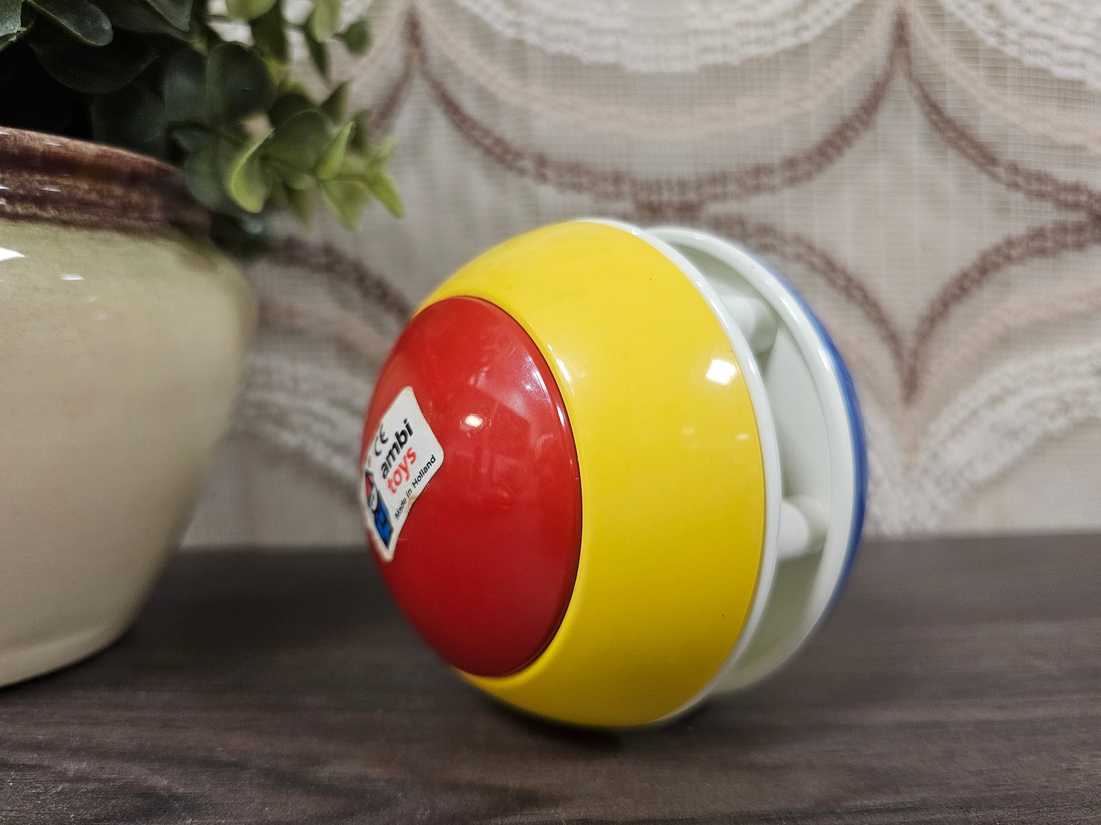 Vintage Ambi Toys speelbal met belletje en felle kleuren van stevig kunststof