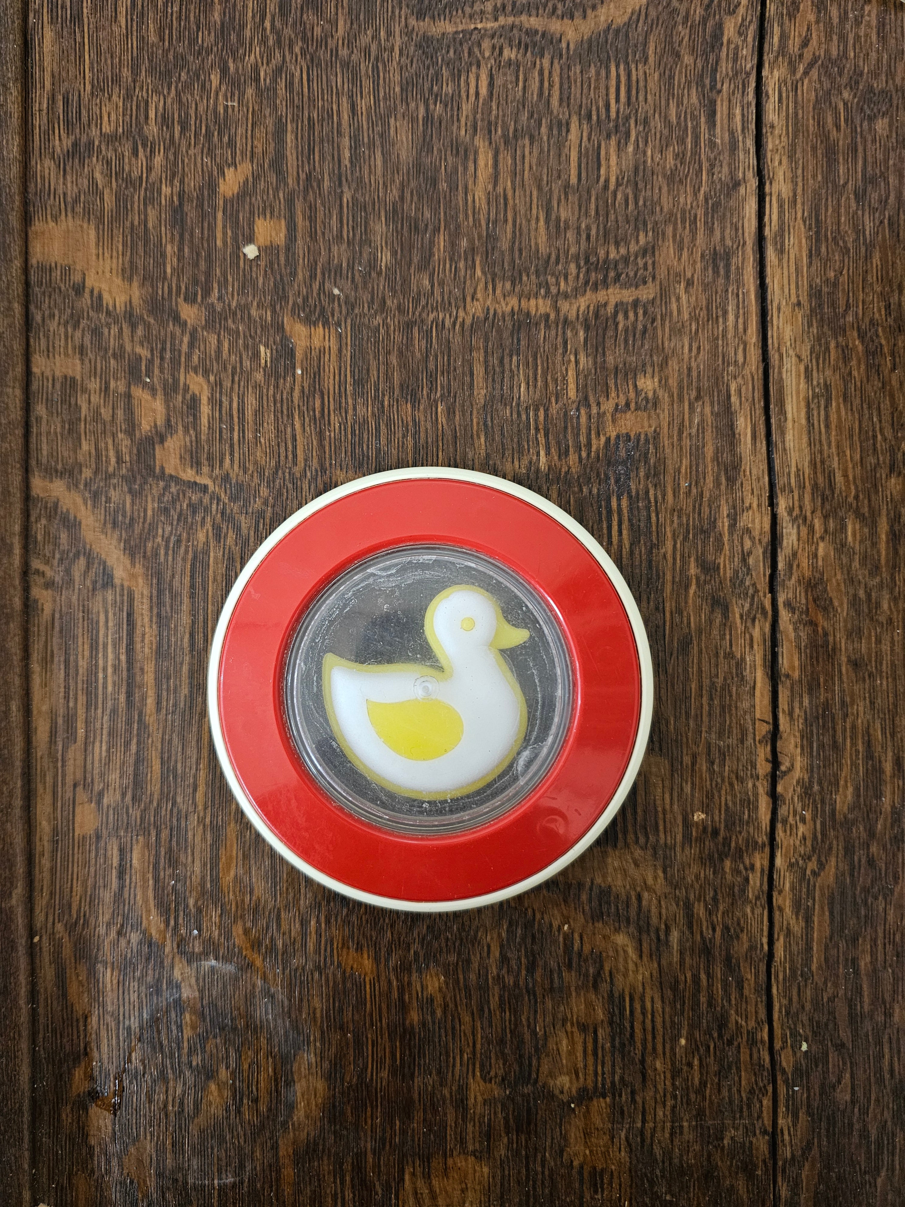 Vintage eenden rammelaar van Ambi Toys in rood met gele details, 9,5 cm diameter