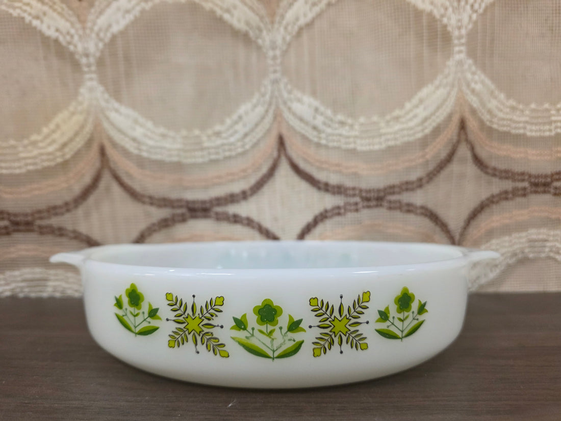 Vintage Anchor Hocking ovenschaal wit met groene bloemen rond glas
