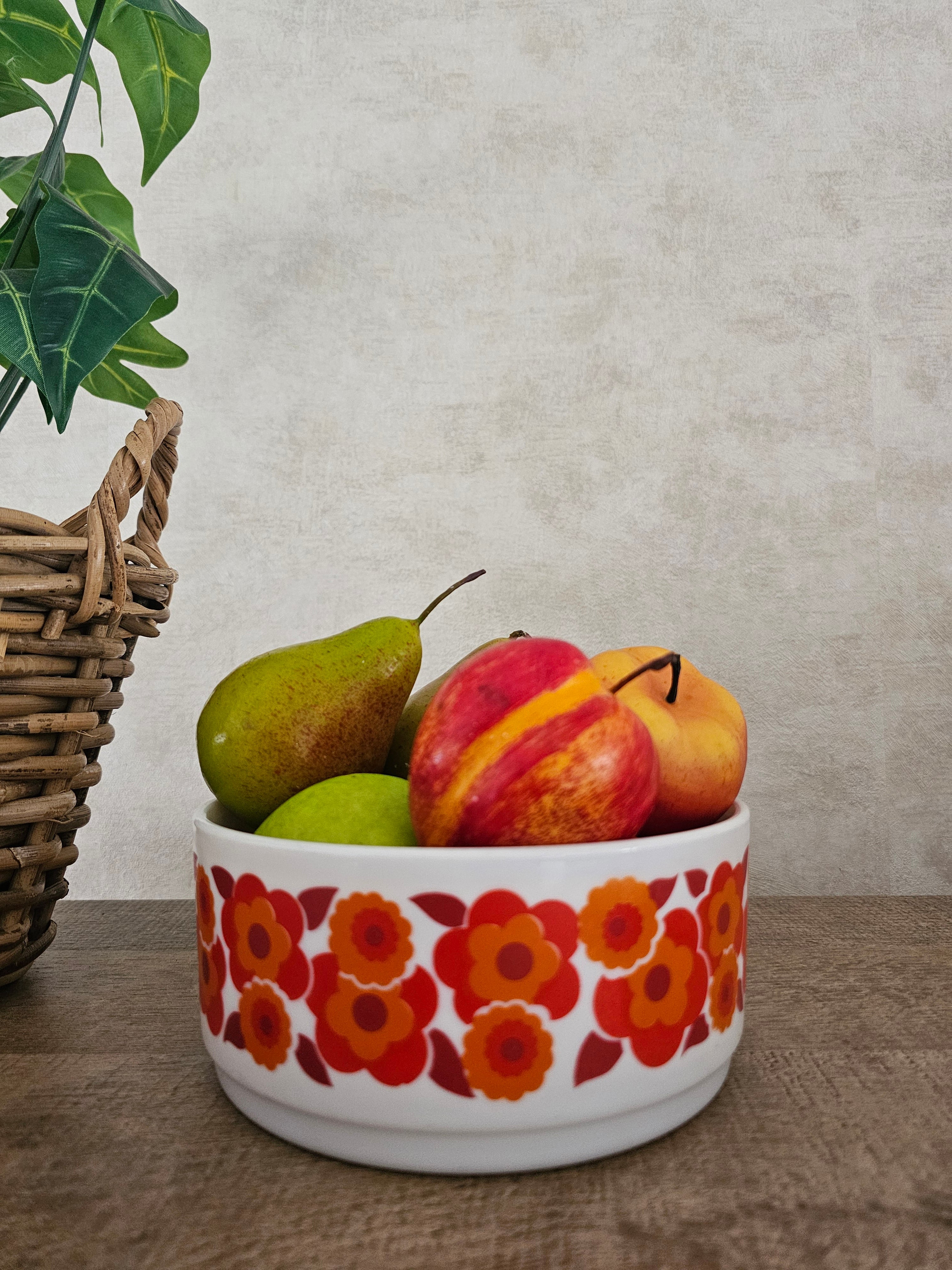 Vintage witte Arcopal Lotus schaal rode met oranje bloemen rondom 17 cm diameter