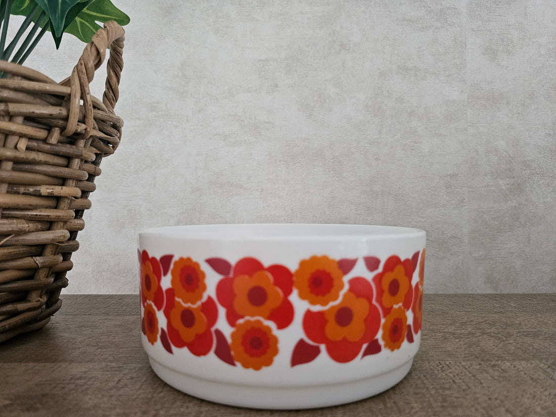 Vintage witte Arcopal Lotus schaal rode met oranje bloemen rondom 17 cm diameter