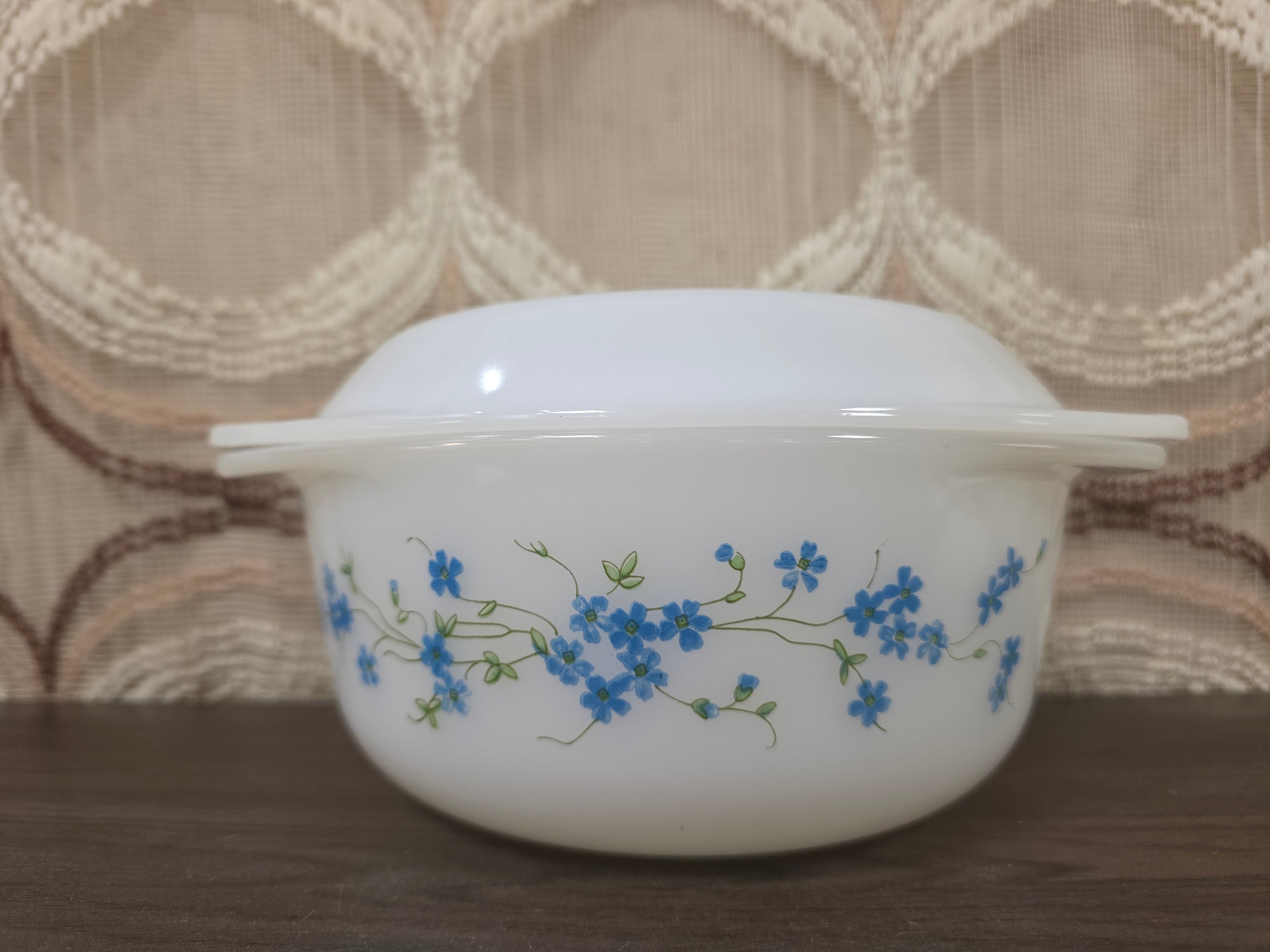Vintage Arcopal Veronica ovenschaal van wit opaalglas met blauwe vergeet-mij-nietjes en originele deksel.