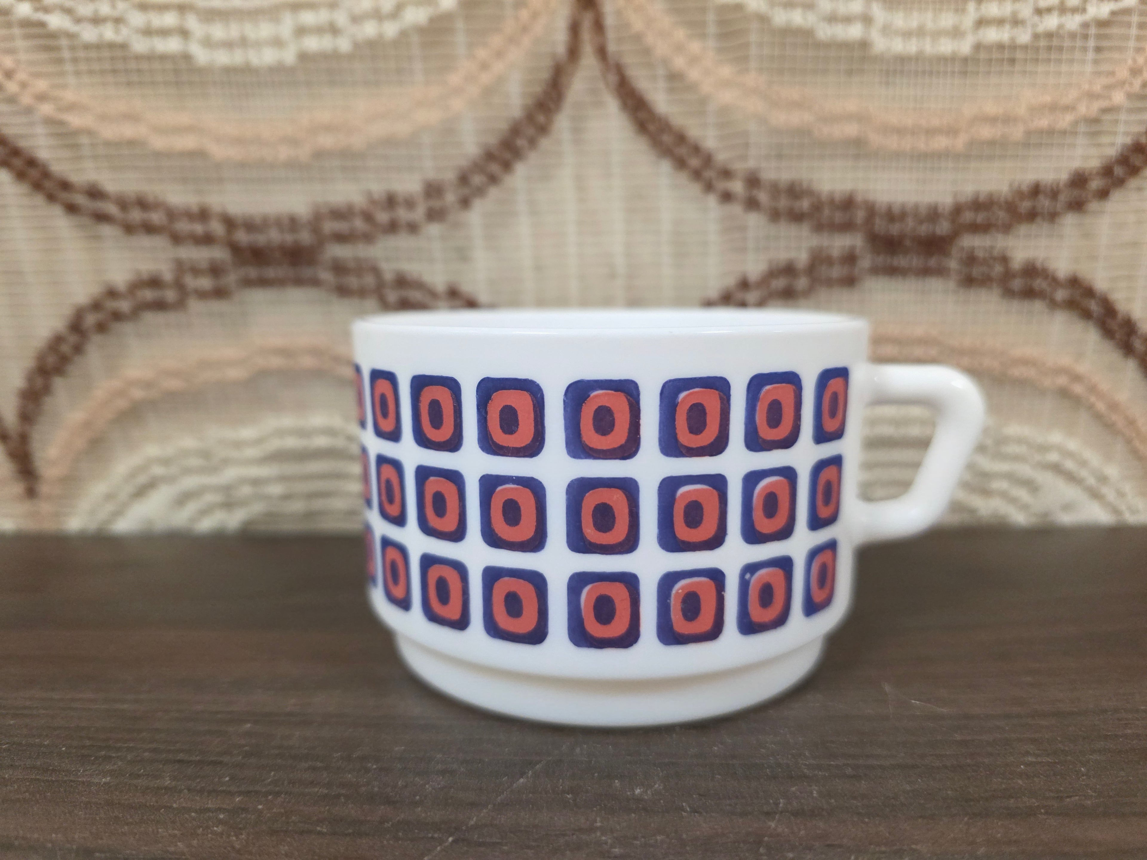Arcopal vintage kopje met rood blauw geometrisch patroon