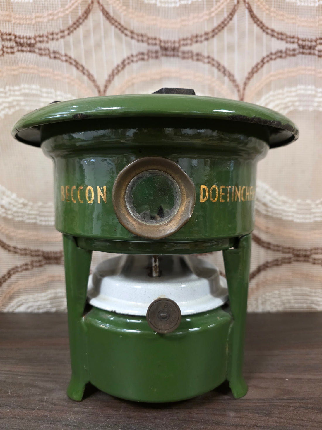 Donkergroen Beccon Doetinchem petroleumstel met kijkvenster en drie pootjes