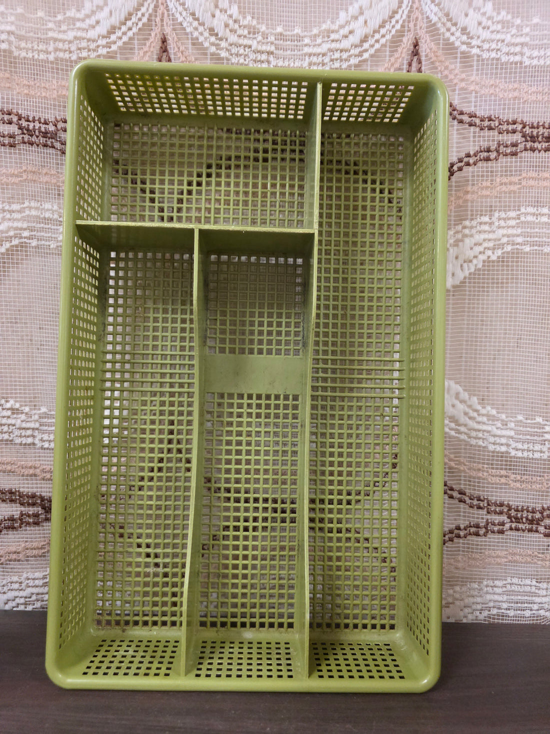 Vintage groene kunststof bestekbak met vakverdeling voor keukenlade